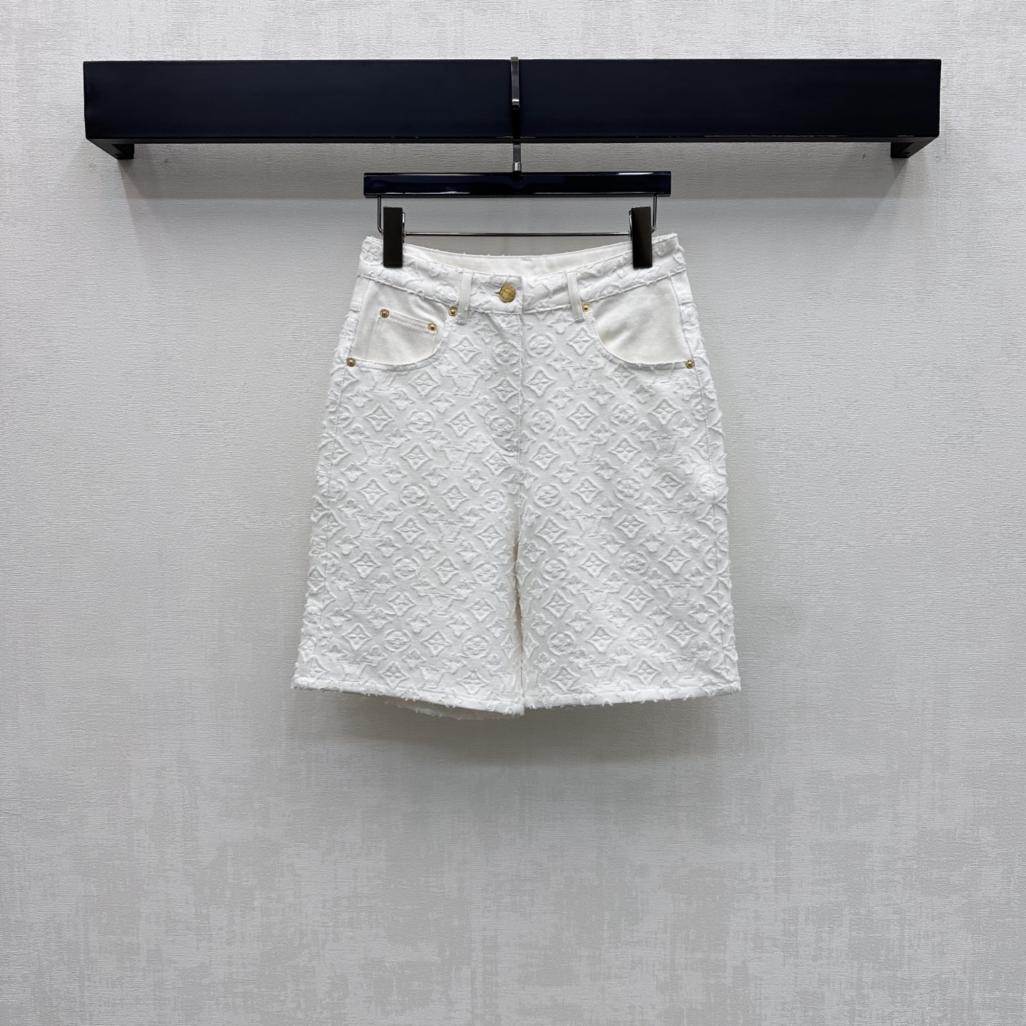 NO:841414,Louis Vuitto*2026 new arrivals jacquard denim mid-trousers customized with YB imported twill cotton denim material. Multiple washes present a crisp texture. The pure white iconic four-leaf clover letter jacquard is low-key and outlines a high-end texture. The fabric is crisp yet soft and neatly cut to highlight the brand's tone. The high-waisted version is matched with the placket metal-engraved button adjustment design to add layering to the look. Development of surface accessories. High-waisted buttoned mid-trousers cut. Can be paired with vests of the same series.  Easily raise your waistline to make your legs look longer. Wear it with a sweet and cool French accent. High version, Louis Vuitton,19860909Louis Vuitto*2026新品上架提花牛仔中裤定制YB进口斜纹棉牛仔材质 多重水洗呈现出挺括质感 纯白色调标志性四叶草字母提花低调勾勒高级质感 面料挺括又不失柔软度利落裁剪 彰显品牌调性 高腰版型配合开襟金属刻印纽扣调节设计 增添造型层次感 面辅料开发 高腰系扣中裤版型剪裁 可搭配同系列马甲 轻松拉高腰线显腿长 穿搭甜酷兼具的法式腔调  高版本,,louis vuitton,,Women's clothing