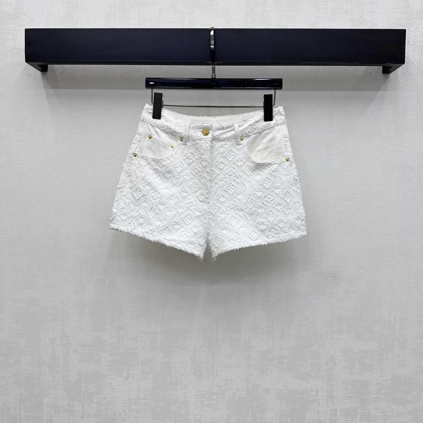 NO:841420,Louis Vuitto*2026 new arrivals jacquard denim shorts customized with YB imported twill cotton denim material Multiple washes present a crisp texture The iconic four-leaf clover jacquard in pure white tone is low-key and outlines a high-end texture The fabric is crisp yet soft and neatly cut to highlight the brand's tone High-waisted version with placket metal-engraved button adjustment design adds a sense of layering to the look Surface accessories development High-waisted buttoned shorts style tailoring Can be paired with vests of the same series  Easily raise your waistline to make your legs look longer. Wear it with a sweet and cool French accent. High version, Louis Vuitton, shorts,19860909Louis Vuitto*2026新品上架提花牛仔短裤定制YB进口斜纹棉牛仔材质 多重水洗呈现出挺括质感 纯白色调标志性四叶草字母提花低调勾勒高级质感 面料挺括又不失柔软度利落裁剪 彰显品牌调性 高腰版型配合开襟金属刻印纽扣调节设计 增添造型层次感 面辅料开发 高腰系扣短裤版型剪裁 可搭配同系列马甲 轻松拉高腰线显腿长 穿搭甜酷兼具的法式腔调  高版本,,louis vuitton,shorts,,Women's clothing