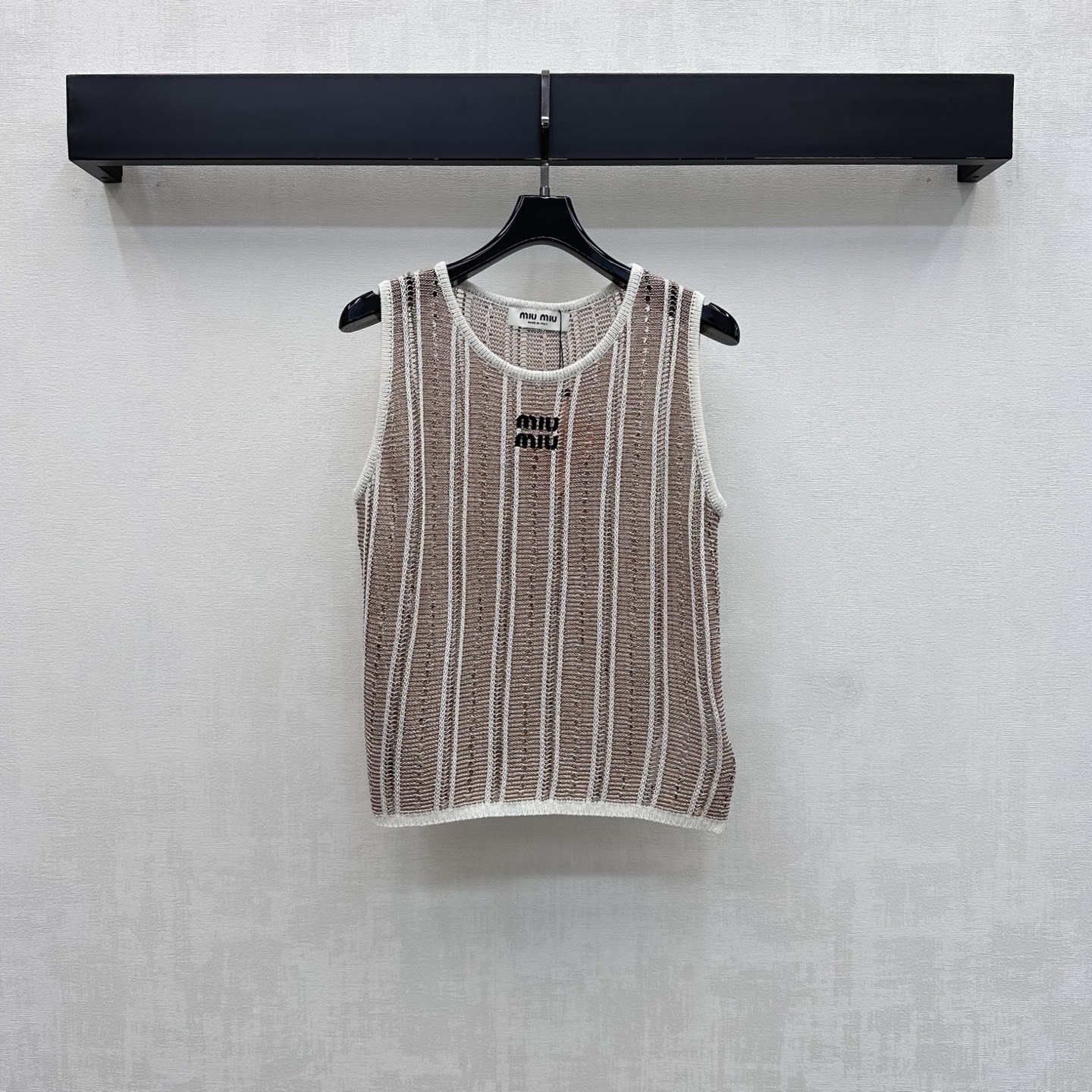 NO:845229,Chane*2026 New Products Available Striped Hollow Knitted Vest Customized YB Imported Ice Silk Blended Fabric The texture is light and slightly translucent, cool and smooth to the touch. The classic vertical stripe design is used throughout the body to add layering to the look. The body is visually elongated. The iconic three-dimensional double C letter logo decoration is centered on the chest to highlight the brand tone. Development of surface accessories. Round neck vest tailoring. Slim-fitting short version highlights body curves. Hollow knitting technology is breathable and not stuffy.  Wear refreshing and high-end for daily commuting or dating, with French lazy temperament. High version 36 38 40,,chanel,19860909Chane*2026新品上架条纹镂空针织背心定制YB进口冰丝混纺面料 质地轻薄微透 触感凉爽顺滑 通体采用经典竖条纹设计 增添造型层次感 视觉拉长身形 胸前居中点缀标志性立体双C字母徽标装饰 彰显品牌调性 面辅料开发 圆领背心剪裁 修身短款版型凸显身材曲线 镂空针织工艺透气不闷热 日常通勤还是约会穿搭清爽高级 自带法式慵懒气质 高版本36 38 40,,chanel,,Women's clothing