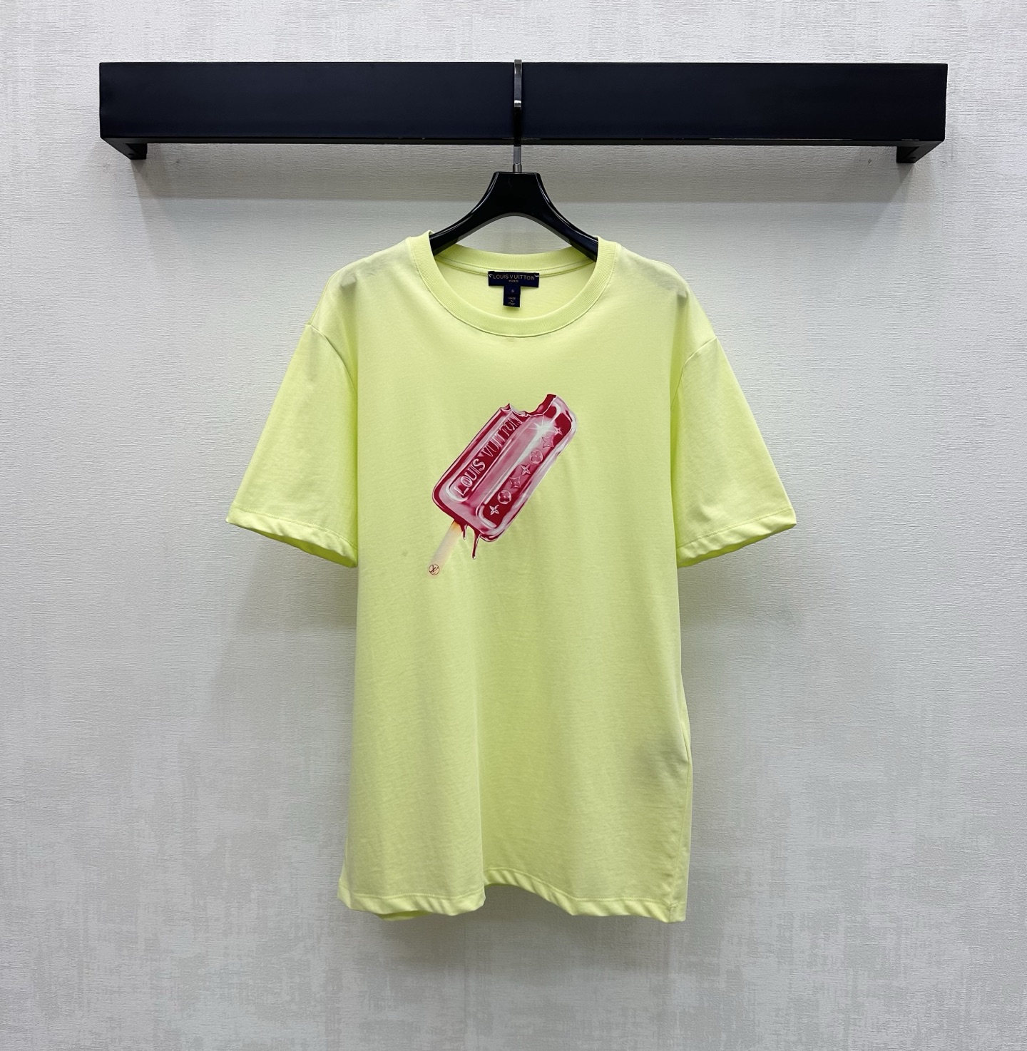 NO:856930,Louis Vuitto*2026 new arrivals popsicle logo short-sleeved custom YB imported twill cotton material Soft and delicate texture breathable and skin-friendly Iconic colorful handwritten letter print design on the chest highlights the brand tone and embellishes the popsicle pattern effect to add layering to the look Development of surface accessories19860909Louis Vuitto*2026新品上架冰棒徽标短袖定制YB进口斜纹全棉材质 质地柔软细腻 透气亲肤 胸前标志性彩色手写体字母印花设计 彰显品牌调性 并点缀晕染冰棒图案效果 增添造型层次感 面辅料开发 圆领短袖T恤剪裁 单穿叠穿出彩时髦  高版本,,louis vuitton,T-shirt,tees，t-shirt,,Women's clothing