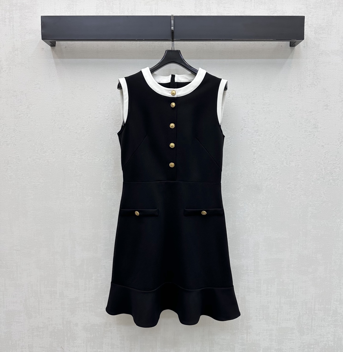 NO:856888,Niche* 2026 new products on the shelves Contrast color fishtail vest dress customized YB imported acetic acid material High-end texture Slim and comfortable Large body pure black with white hemming details Add style layering Half placket engraved metal button adjustment design Highlights brand tonality Combined with fishtail skirt cutting process Adds layering to the style Surface accessories development Sleeveless dress tailoring High-end fashion for commuting and dating High version, skirts,19860909小众*2026新品上架撞色鱼尾背心裙定制YB进口醋酸材质 质感高级 垂顺舒适 大身纯黑配合白色包边细节处理 增添造型层次感 半开襟刻印金属纽扣调节设计 彰显品牌调性 配合鱼尾裙摆裁剪处理 增添造型层次感 面辅料开发 无袖连衣裙剪裁 通勤约会穿搭高级时髦 高版本,,skirts,,Women's clothing