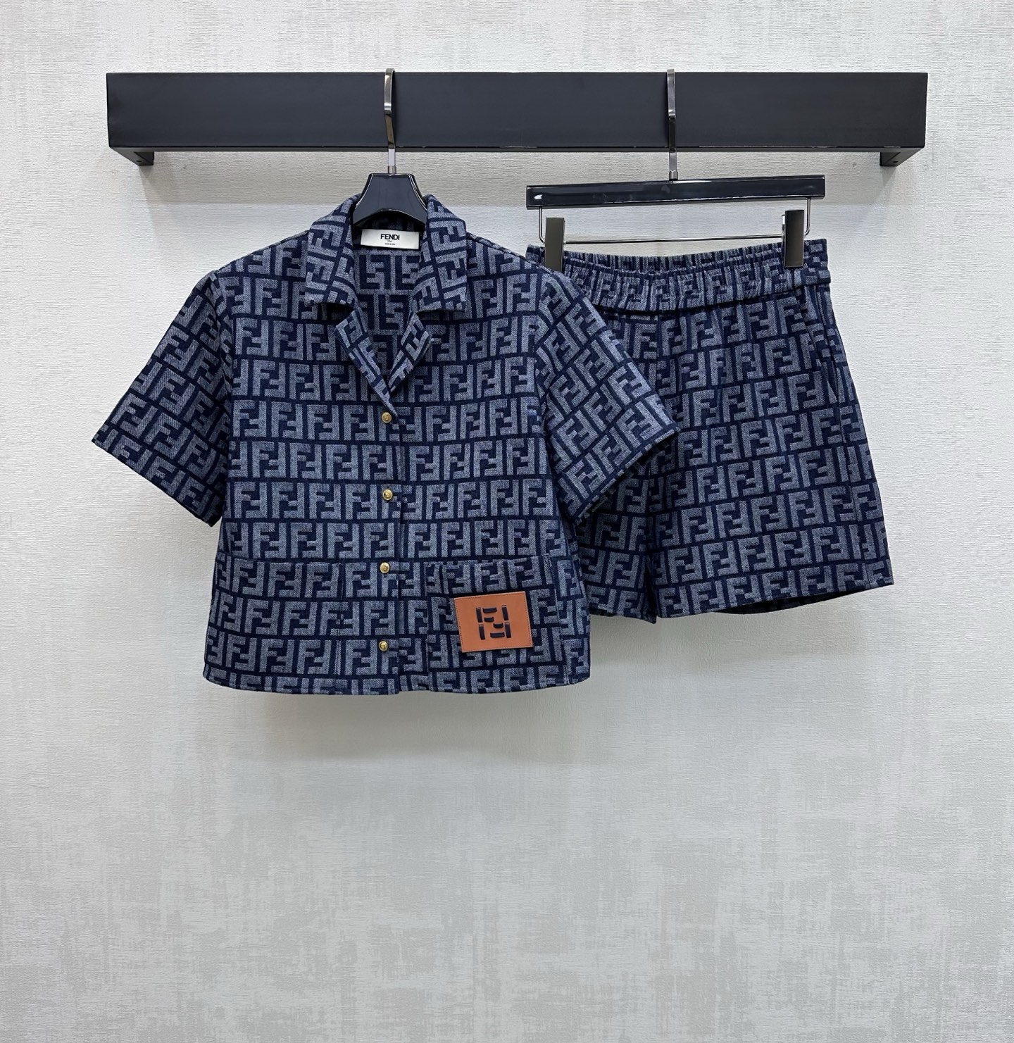 NO:843802,Fend*2026 new arrival jacquard denim suit customized YB imported texture full of texture repeated washing and fixation process not easy to dye and decolor ready-made clothes are covered with the iconic double F jacquard letter logo elements to highlight the brand tone continue to be decorated with orange leather patches to add style layering simple and advanced fabric development Lapel short-sleeved shirt shorts suit tailoring retro fashionable daily commuting wear high version, fendi, shorts, shirts, T-shirt,19860909Fend*2026新品上架提花牛仔套装定制YB进口质感十足 反复水洗定色工艺处理 不易染色脱色 成衣满铺标志性双F提花字母徽标元素 彰显品牌调性 沿用橙色皮革贴片装饰 增添造型层次感 简约高级 面辅料开发 翻领短袖衬衫短裤套装剪裁 日常通勤穿搭复古时髦  高版本,,fendi,shorts,shirts,T-shirt,,Women's clothing