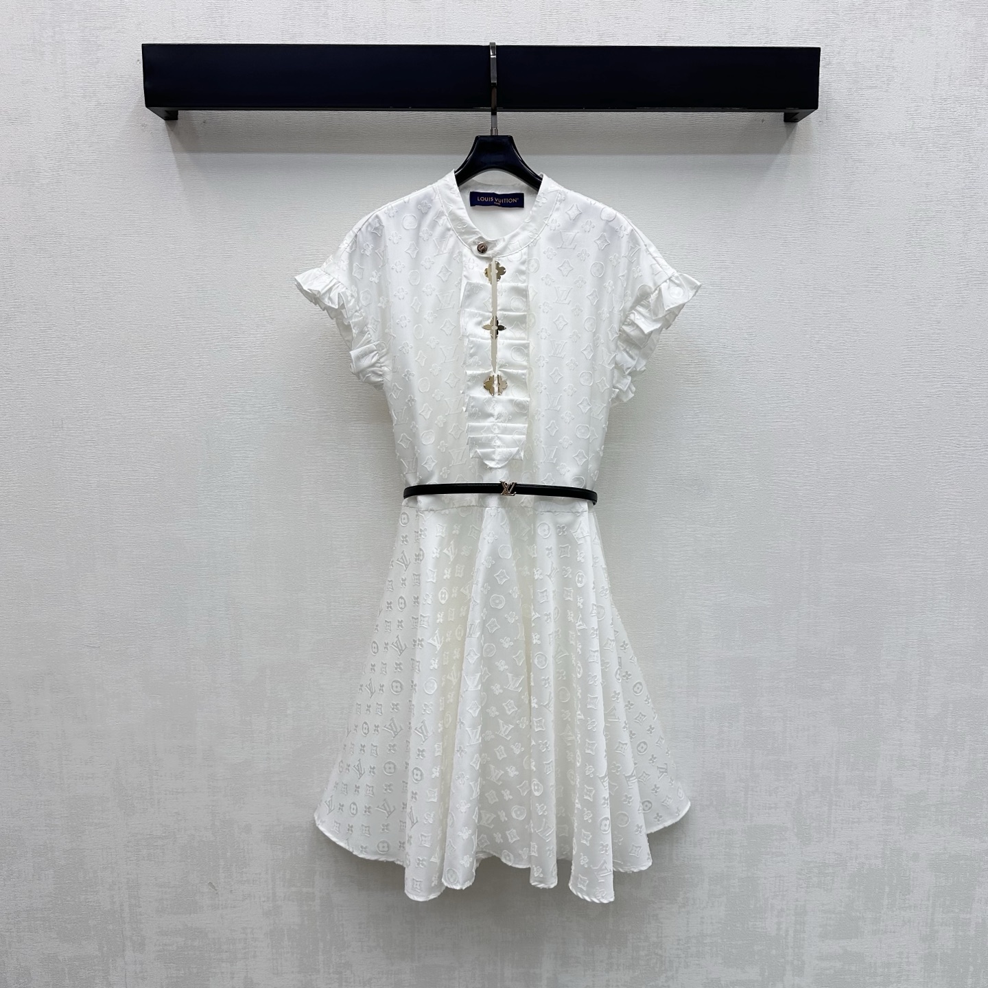 NO:845237,Louis Vuitto*2026 new arrivals dark pattern jacquard dress customized YB imported high-count jacquard fabric. Light and draping texture with delicate luster. Classic pure white, fresh and refined, with fairy spirit. Iconic all-over four-leaf clover letter dark pattern jacquard elements highlight the brand tone. Low-key and luxurious. The small flying sleeves cutting design modifies the lines of the shoulders and arms. Adjust the decoration with the exquisite metal buckle at the neckline to add sophistication and style.  The waist is equipped with a thin contrasting leather belt to easily outline the high waistline. The A-line mid-length skirt is highly modified and tolerant. The development of fabric accessories. Round neck dress tailoring. The upper body instantly transforms into an elegant goddess. High version, louis vuitton, skirts,19860909Louis Vuitto*2026新品上架暗纹提花连衣裙定制YB进口高支提花面料 质地轻盈垂坠 带有细腻的光泽感 经典纯白色清新脱俗 自带仙气 标志性满铺四叶草字母暗纹提花元素 彰显品牌调性 低调中透着奢华 小飞袖裁剪设计修饰肩臂线条 配合领口处精致金属搭扣调节装饰 增添精致度与造型感 腰部配有细款撞色皮革腰带轻松勾勒高腰线A字中长裙摆修饰包容性强 面辅料开发 圆领连衣裙剪裁 上身秒变气质优雅女神   高版本,,louis vuitton,skirts,,Women's clothing