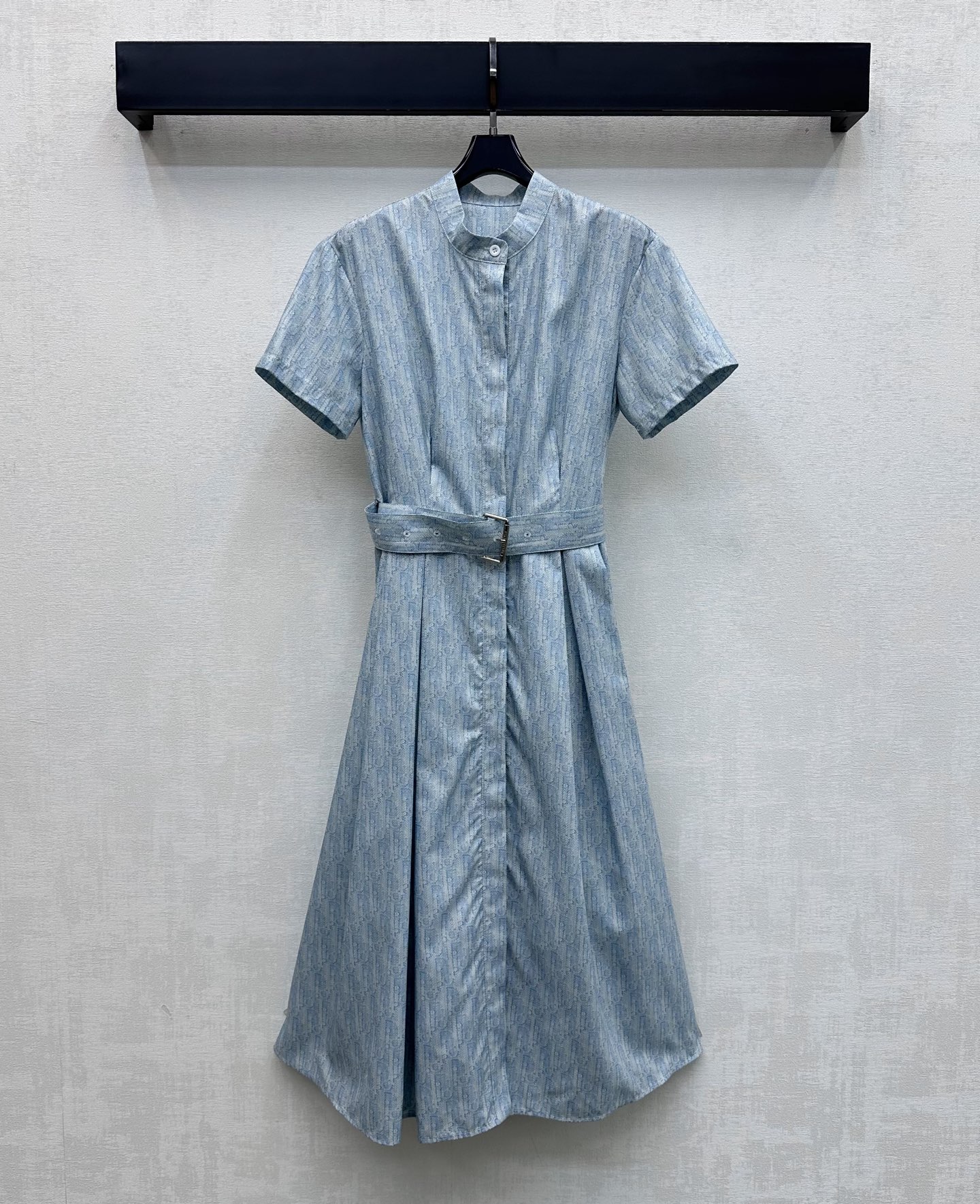 NO:844470,Dio*2026 new arrival stand-up collar belt dress made of imported YB silk cotton material, shiny and delicate, stiff and stylish, using placket buttons to adjust and tighten with perforated belt, highlighting the proportions and modifying the body design, adding layering to the shape. The plain color of the ready-made garments uses tailoring and details to enhance sophistication, highlighting the brand tone. Surface accessories development, stand-up collar short-sleeved dress style tailoring, commuting date wear temperament, charming British elegance, high version, dior, skirts, T-shirt,19860909Dio*2026新品上架立领腰带连衣裙定制YB进口丝棉材质 光泽细腻 挺括有型 沿用开襟纽扣调节配合穿孔腰带束紧处理 凸显比例修饰身材设计 增添造型层次感 成衣素色利用裁剪和细节提升精致度 彰显品牌调性 面辅料开发 立领短袖连衣裙版型剪裁 通勤约会穿搭气质魅力英伦优雅 高版本,,dior,skirts,T-shirt,,Women's clothing