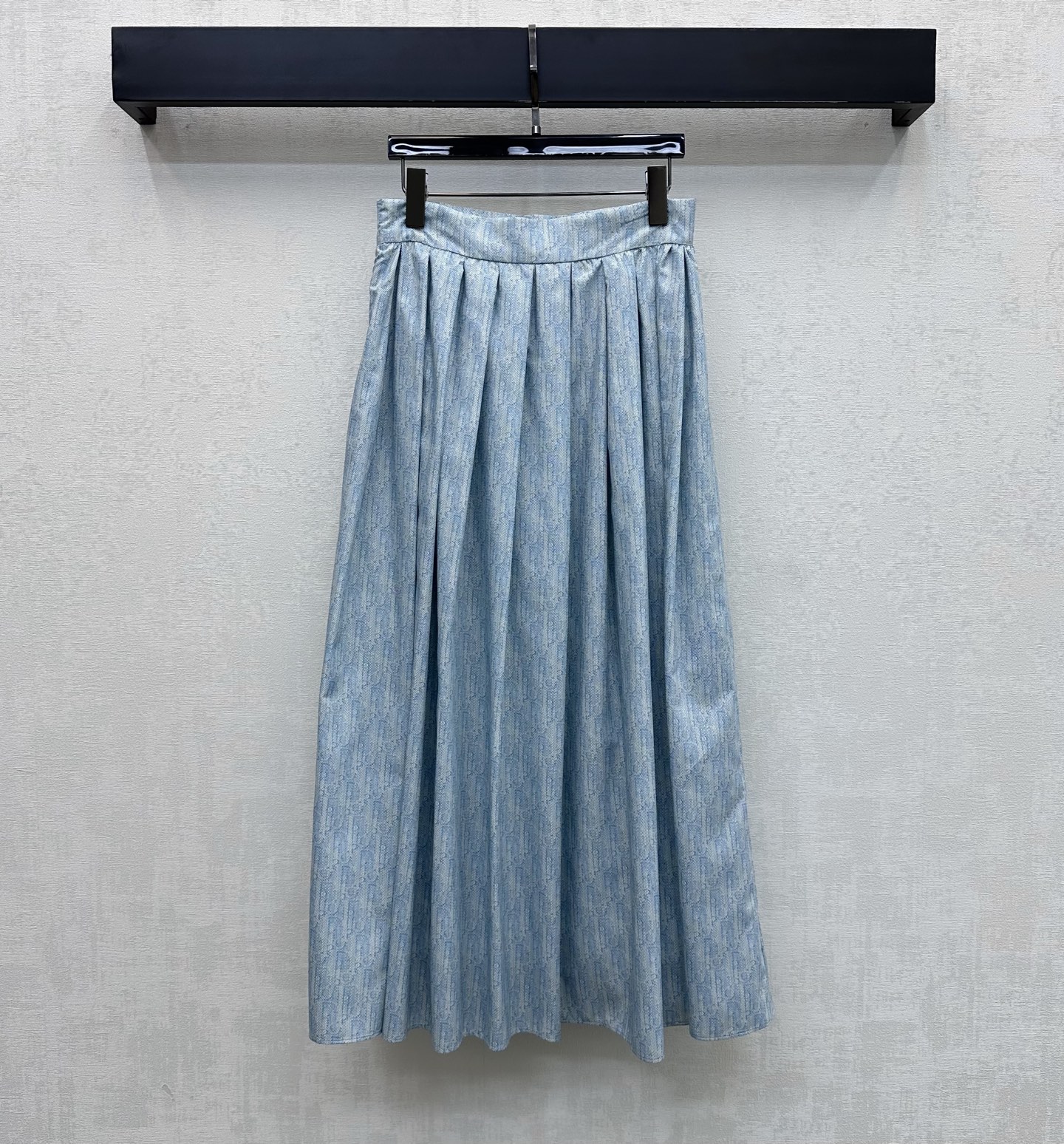 NO:844478,Dio*2026 new arrival jacquard pleated skirt customized YB imported twill material. Fine and soft texture. Breathable and skin-friendly. All-over iconic letter jacquard logo design highlights the brand tone. Side zipper adjustment and pleated skirt cutting process add layering to the look. Surface accessories development. High-waisted pleated skirt cut. Can be matched with the same series of shirts. Exquisite and high-end daily commuting and dating outfits. High version, dior, skirts,19860909Dio*2026新品上架提花压褶半裙定制YB进口斜纹绸材质 质地细腻柔软 透气亲肤 通体满铺标志性字母提花徽标设计 彰显品牌调性 侧边拉链调节配合百褶裙摆裁剪处理 增添造型层次感 面辅料开发 高腰压褶半裙剪裁 可搭配同系列衬衣 日常通勤约会成套穿搭精致高级 高版本,,dior,skirts,,Women's clothing