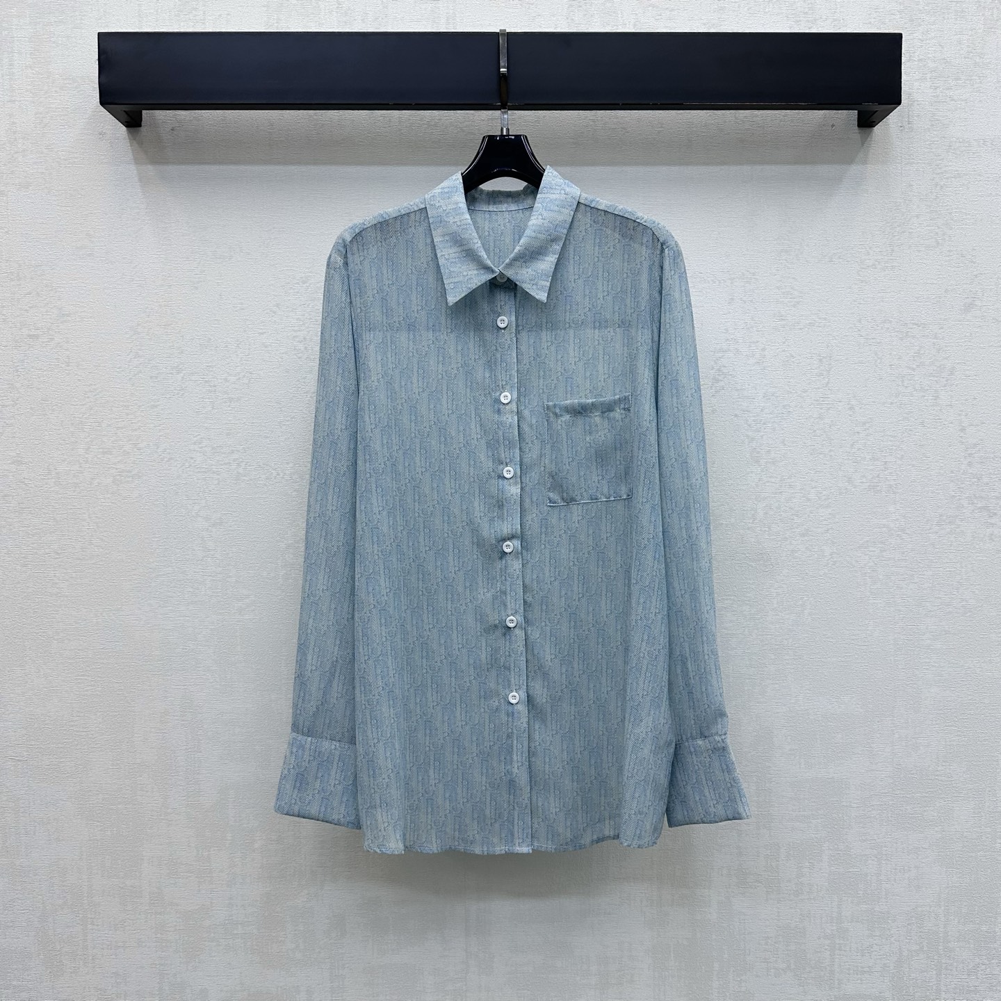NO:844482,Dio*2026 new arrival printed tulle shirt, customized YB imported twill material, fine and soft texture, breathable and skin-friendly. The whole body is designed with the iconic letter printed logo to highlight the brand tone. The placket button adjustment is matched with the single pocket decoration on the chest to add layering to the look. Surface accessories development. Lapel long-sleeved shirt tailoring. Can be matched with skirts of the same series. Daily commuting and dating outfits are exquisite and high-end. High version, dior, skirts, shirts,19860909Dio*2026新品上架印花薄纱衬衣定制YB进口斜纹绸材质 质地细腻柔软 透气亲肤 通体采用标志性字母印花徽标设计 彰显品牌调性 开襟纽扣调节配合胸前单口袋装饰 增添造型层次感 面辅料开发 翻领长袖衬衫剪裁 可搭配同系列半裙 日常通勤约会成套穿搭精致高级 高版本,,dior,skirts,shirts,,Women's clothing