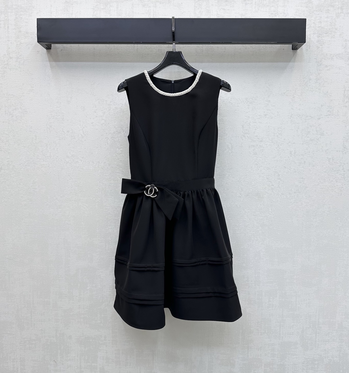 NO:856952,Chane*2026 new arrival Hepburn style vest dress customized YB imported fabric, crisp and stylish texture, good drape, classic pure black with a sense of luxury and mystery, refreshing and neat sleeveless design, with silver diamond decoration on the neckline to enhance the overall sophistication, classic double C metal buckle bow design on the waist, highlighting the brand tone, not only perfectly tightens the waistline, but also adds to the aura of a big name, high-waisted A-line fluffy skirt with rich layers, surface accessories development, round neck vest skirt tailoring  Easily create a French lady style. Whether it is a date party or an exhibition, you can become the focus of the audience. High version 36 38 40,,chanel,skirts,19860909Chane*2026新品上架赫本风背心裙定制YB进口面料 质地挺括有型 垂坠感佳 经典纯黑色自带高级感与神秘感 无袖设计清爽利落 配合领口银色镶钻装饰 提升整体精致度 腰部经典双C金属扣蝴蝶结设计 彰显品牌调性 不仅完美收束腰线 更增添大牌气场 高腰A字蓬蓬裙摆层次丰富 面辅料开发 圆领背心裙剪裁 轻松打造法式名媛风 无论是约会派对还是看展 都能成为全场焦点  高版本36 38 40,,chanel,skirts,,Women's clothing
