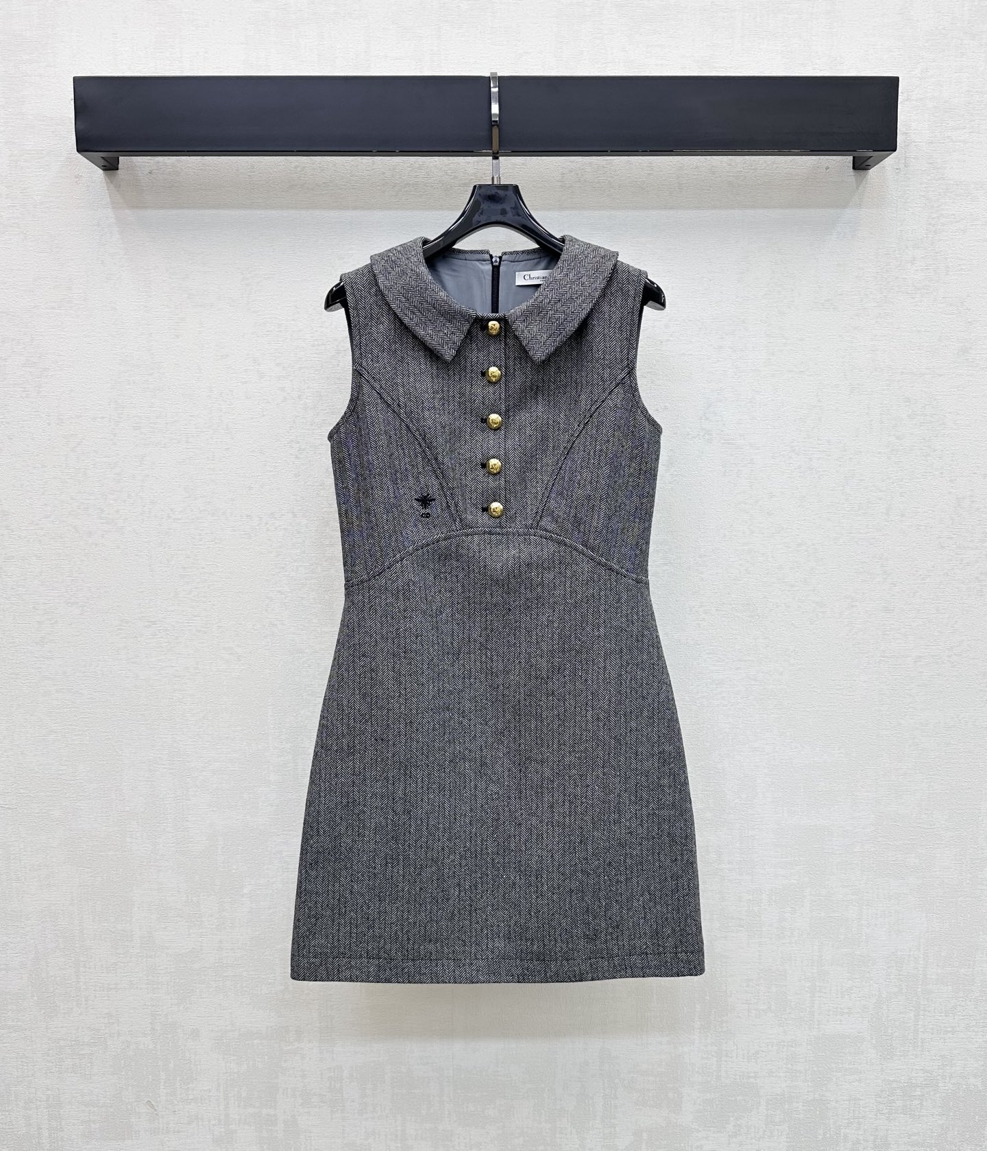 NO:845248,Dio*2026 new products are on the shelves. The lapel dress is made of YB imported material. The texture is soft and crisp with a subtle texture. High-end dark gray is low-key and luxurious. It has a cool temperament. The classic sleeveless straight version modifies the figure. It is simple and elegant. The chic doll collar with half-plateck eye-catching gold button design adds layering to the look and improves the overall sophistication. The waist is naturally tightened to outline the graceful curves. The waist is decorated with the iconic bee CD letter embroidery logo to highlight the brand tone.  Development of surface accessories. Cutting of lapel vest skirt. Must-have for daily commuting. Sweet, cool and fashionable. High version, dior, skirts,19860909Dio*2026新品上架 翻领洋装连衣裙定制YB进口材质 质地软糯挺括 带有细微的肌理感 高级深灰色低调奢华 自带清冷气质 经典无袖直筒版型修饰身形 简约大气 别致娃娃领配合半开襟亮眼金色纽扣设计 增添造型层次感 提升整体精致度 腰部自然收腰勾勒曼妙曲线 腰侧点缀标志性蜜蜂CD字母刺绣徽标装饰 彰显品牌调性 面辅料开发 翻领背心裙剪裁 日常通勤必穿搭甜酷时髦 高版本,,dior,skirts,,Women's clothing