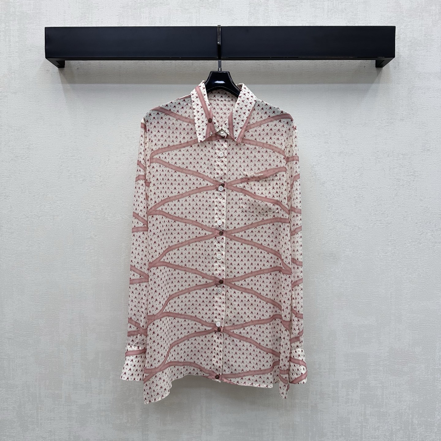 NO:844556,Louis Vuitto*2026 new arrivals printed tulle shirt. Customized YB imported twill material. Soft and drapey texture. Breathable and comfortable. Classic white base embellished with pink wavy lines and small love printed elements to add layering to the look. One side pocket on the chest is adjustable with engraved letter buttons to highlight the brand's tone. Surface accessories development. Lapel long-sleeved shirt tailoring. Can be paired with skirts of the same series. Perfectly modifies the waist and hip lines, slims the flesh and lengthens the legs. The set can easily create American retro street style.  high version,,louis vuitton,skirts,19860909Louis Vuitto*2026新品上架印花薄纱衬衣 定制YB进口斜纹绸材质 质地柔软垂坠 透气舒适 经典白色底点缀粉色波浪线条与小爱心印花元素 增添造型层次感 胸前单侧口袋配合刻印字母纽扣调节设计 彰显品牌调性 面辅料开发 翻领长袖衬衣剪裁 可搭配同系列半裙 完美修饰腰臀线条显瘦遮肉拉长腿部比例 成套轻松打造美式复古街头风  高版本,,louis vuitton,skirts,,Women's clothing