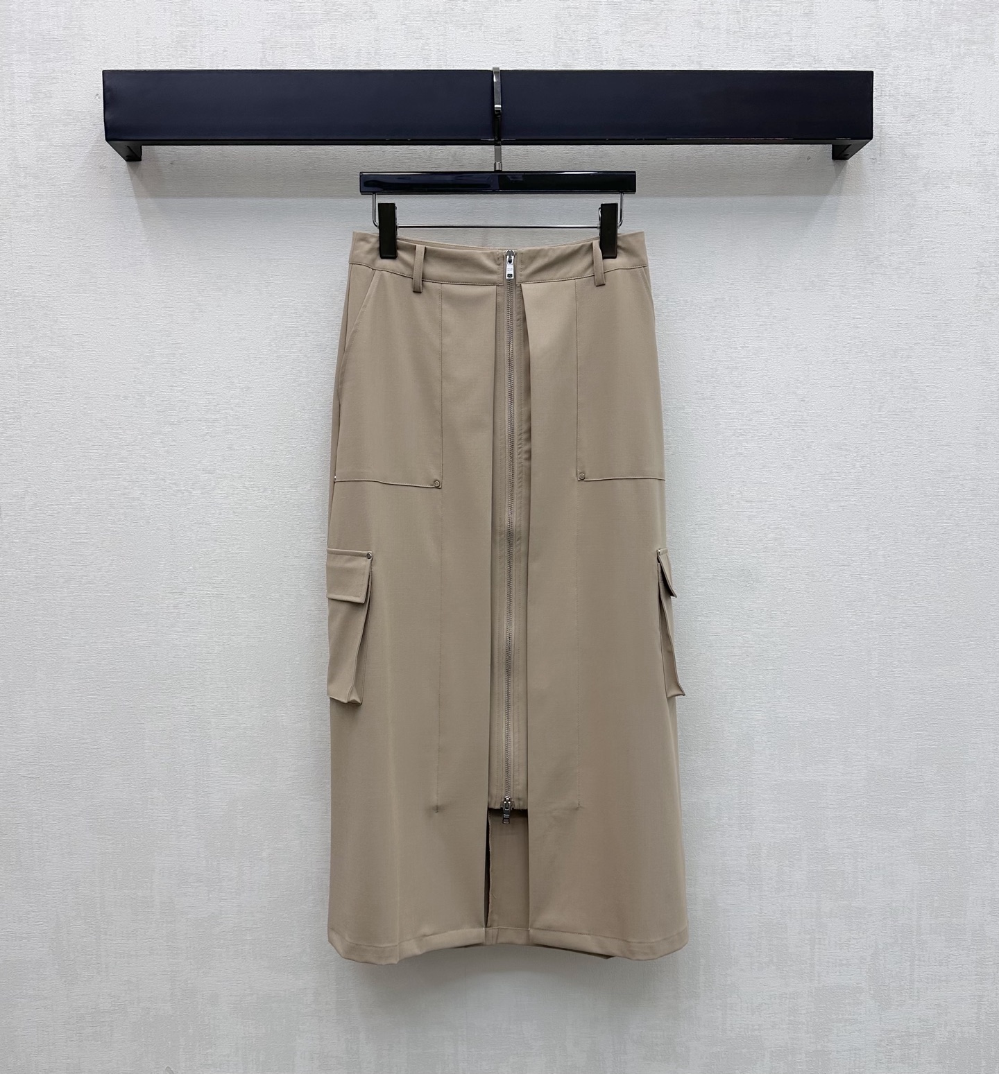 NO:845208,Prad*2026 new products on the shelves Workwear style zipper slit skirt Customized YB imported rayon fabric Crisp and anti-wrinkle texture Wear-resistant and stylish Khaki retro casual Black versatile and slimming Use metal two-way zipper to adjust the slit design to add layering to the look Eye-catching personality to break the monotony Leg lines are slightly exposed when walking Three-dimensional pockets on both sides are decorated with iconic metal triangle logo decoration Strong workwear atmosphere Practicality Development of surface accessories High-waisted straight skirt style tailoring  Perfectly modify the waist and hip lines, slimming and covering the flesh. Whether paired with a slim vest or a loose T-shirt, you can easily create a high-street hot girl style. High version 2 colors, prada, skirts, tees, t-shirt,19860909Prad*2026新品上架工装风拉链开叉半裙定制YB进口人棉面料 质地挺括抗皱 耐磨有型 卡其复古休闲 黑色百搭显瘦 沿用金属双向拉链调节开叉设计 增添造型层次感 个性吸睛打破单调 行走间微露腿部线条 两侧立体口袋点缀标志性金属三角徽标装饰 工装气息浓厚 兼具实用性 面辅料开发 高腰直筒半裙版型剪裁 完美修饰腰臀线条显瘦遮肉 无论是搭配修身背心还是宽松T恤 都能轻松打造高街辣妹风   高版本2色,,prada,skirts,tees，t-shirt,,Women's clothing