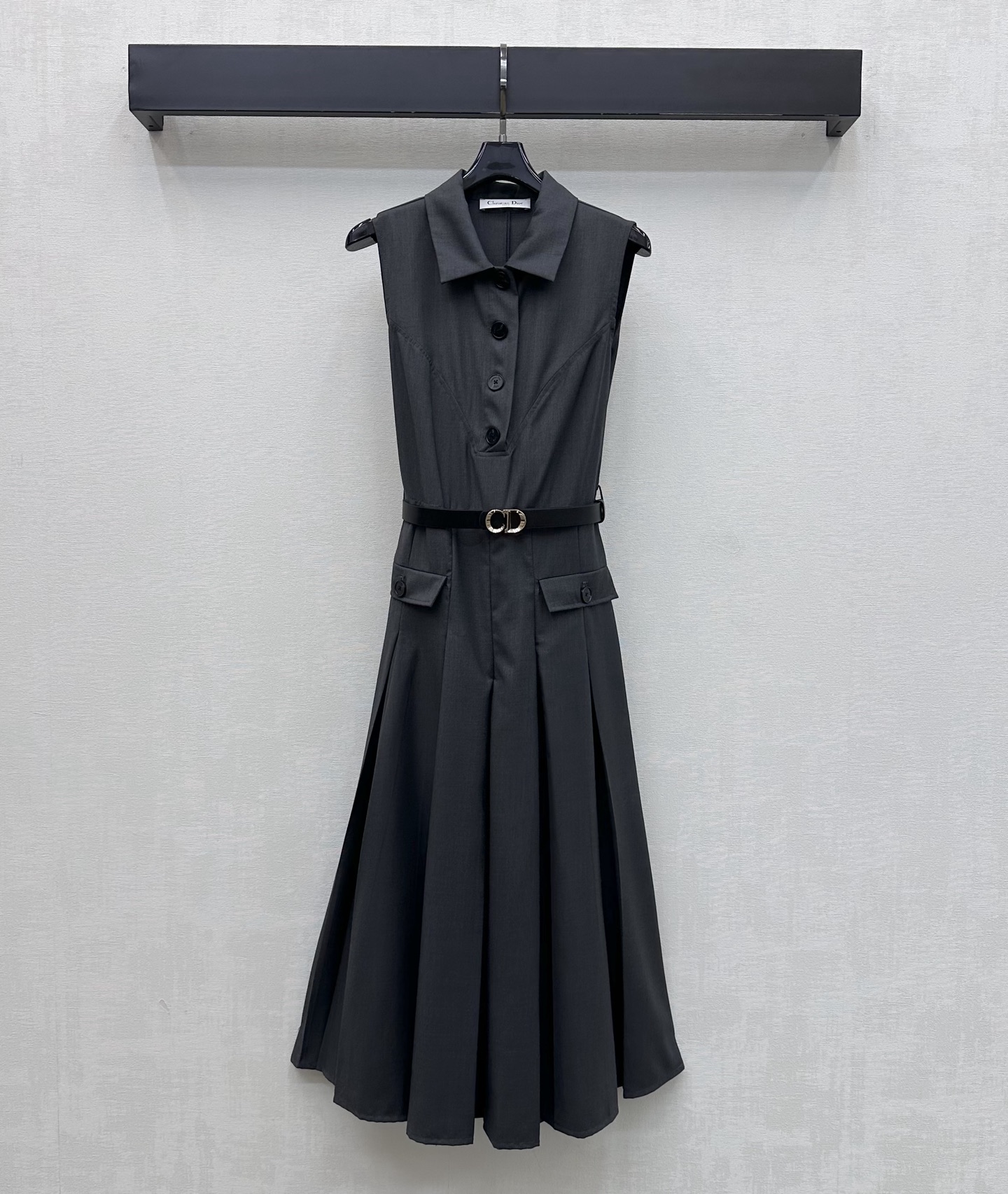 NO:845209,Dio*2026 New Arrival Belt Sleeveless Dress Customized YB imported material. Crisp and drapey texture. Breathable and comfortable. High-end rock gray is low-key and restrained. It has a cool and high-end feel. Classic sleeveless shirt collar design. Modifies the neck line to make the face smaller. Half-breasted single-row button adjustment with classic CD letter buckle belt decoration at the waist. Highlights the brand tone. Perfectly tightens the waistline to visually elongate the proportion of the legs to create a three-quarter figure. Patch pockets on both sides and pleated skirt cut on the lower body add to the layering of the look.  Simple and elegant. Development of fabrics and accessories. Tailored lapel vest dress. The upper body instantly transforms into a professional elite with full aura. It can be easily controlled whether it is a business commute or a high-end date. High version, dior, skirts, shirts,19860909Dio*2026新品上架腰带无袖连衣裙定制YB进口材质 质地挺括垂坠 透气舒适 高级岩石灰低调内敛 自带清冷高级感 经典无袖衬衫领设计 修饰颈部线条显脸小 半开襟单排纽扣调节配合腰部经典CD字母搭扣腰带装饰 彰显品牌调性 完美收束腰线视觉上拉长腿部比例 打造三七分身材 两侧贴袋下半身百褶裙摆裁剪 增添造型层次感 简约大气 面辅料开发 翻领背心裙剪裁 上身秒变气场全开的职场精英 无论是商务通勤还是高级约会都能轻松驾驭 高版本,,dior,skirts,shirts,,Women's clothing
