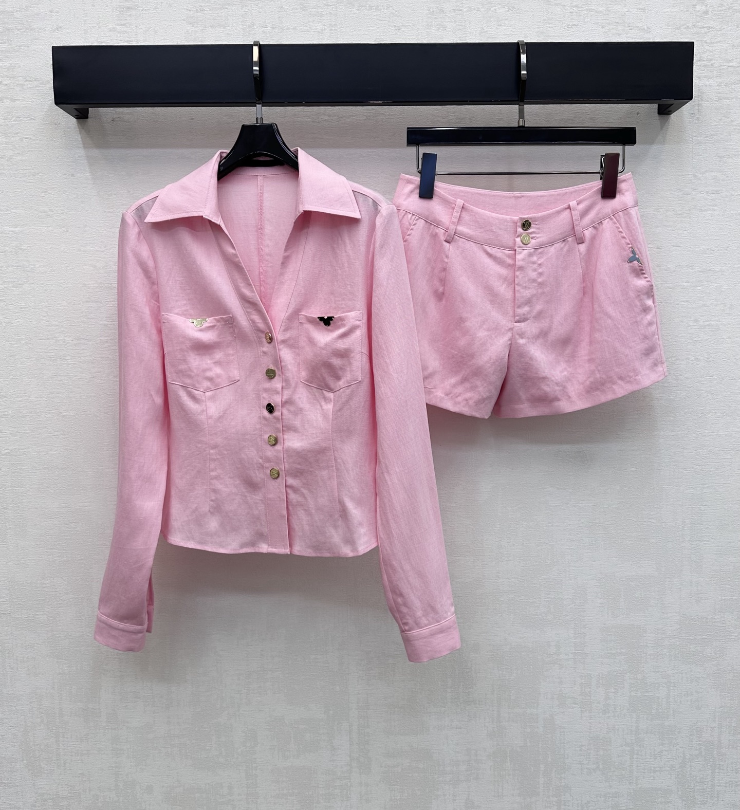 NO:845234,Louis Vuitto*2026 new arrivals Linen shirt and shorts suit customized YB imported linen material Light and breathable texture, moisture-wicking and self-cooling The chest pocket is embellished with the iconic four-leaf clover metal logo Echoing the placket engraved button adjustment design to highlight the brand tone Classic cherry blossom pink pure white Sweet and age-reducing upper body with soft light filter Development of surface accessories Short lapel shirt elongates the upper body proportions Paired with high-waisted shorts suit to perfectly modify the waist and hip lines  It makes you look slimmer and covers your body fat. It elongates the proportion of your legs and visually makes you look taller. The whole outfit is worry-free and fashionable. It can be easily worn for daily commuting or weekend dates. It is sweet, cool and fashionable. High-end version in 2 colors, Louis Vuitton, shorts, shirts,19860909Louis Vuitto*2026新品上架亚麻衬衣短裤套装定制YB进口亚麻材质 质地轻盈透气 吸湿排汗 自带冰凉感 胸前口袋点缀标志性四叶草金属徽标 呼应开襟刻印纽扣调节设计 彰显品牌调性 经典樱花粉纯净白 甜美减龄 上身自带柔光滤镜 面辅料开发 短款翻领衬衫拉长上半身比例 配合高腰短裤套装 完美修饰腰臀线条 显瘦遮肉 拉长腿部比例 视觉上更显高 整套搭配省心又时髦 日常通勤还是周末约会都能轻松驾驭穿搭甜酷时髦精 高版本2色,,louis vuitton,shorts,shirts,,Women's clothing