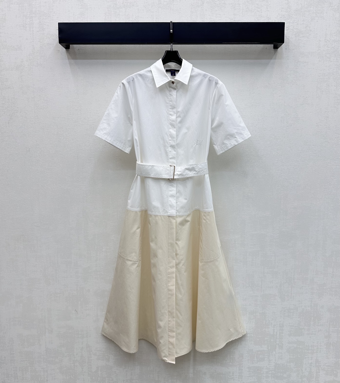 NO:856920,Louis Vuitto*2026 new arrivals, contrasting color splicing short-sleeved dress, customized YB imported twill cotton material, crisp and delicate texture, breathable and comfortable, classic white and gentle beige splicing, simple but not simple, with a sense of luxury. The waist is equipped with a belt of the same color with metal square buckle embellishment. It can be adjusted freely to easily create a high waistline. Development of surface accessories. Lapel short-sleeved shirt dress tailoring. Easily manage daily commuting or weekend dates. Transform into a temperamental goddess in seconds. High version, Louis  vuitton,skirts,T-shirt,19860909Louis Vuitto*2026新品上架撞色拼接短袖连衣裙定制YB进口斜纹全棉材质 质地挺括细腻 透气舒适 经典白色与温柔米杏色拼接 简约而不简单 自带高级感 腰部配有同色系腰带搭配金属方扣点缀装饰 可自由调节松紧 轻松打造高腰线 面辅料开发 翻领短袖衬衣裙剪裁 日常通勤还是周末约会都能轻松驾驭 秒变气质女神 高版本,,louis vuitton,skirts,T-shirt,,Women's clothing