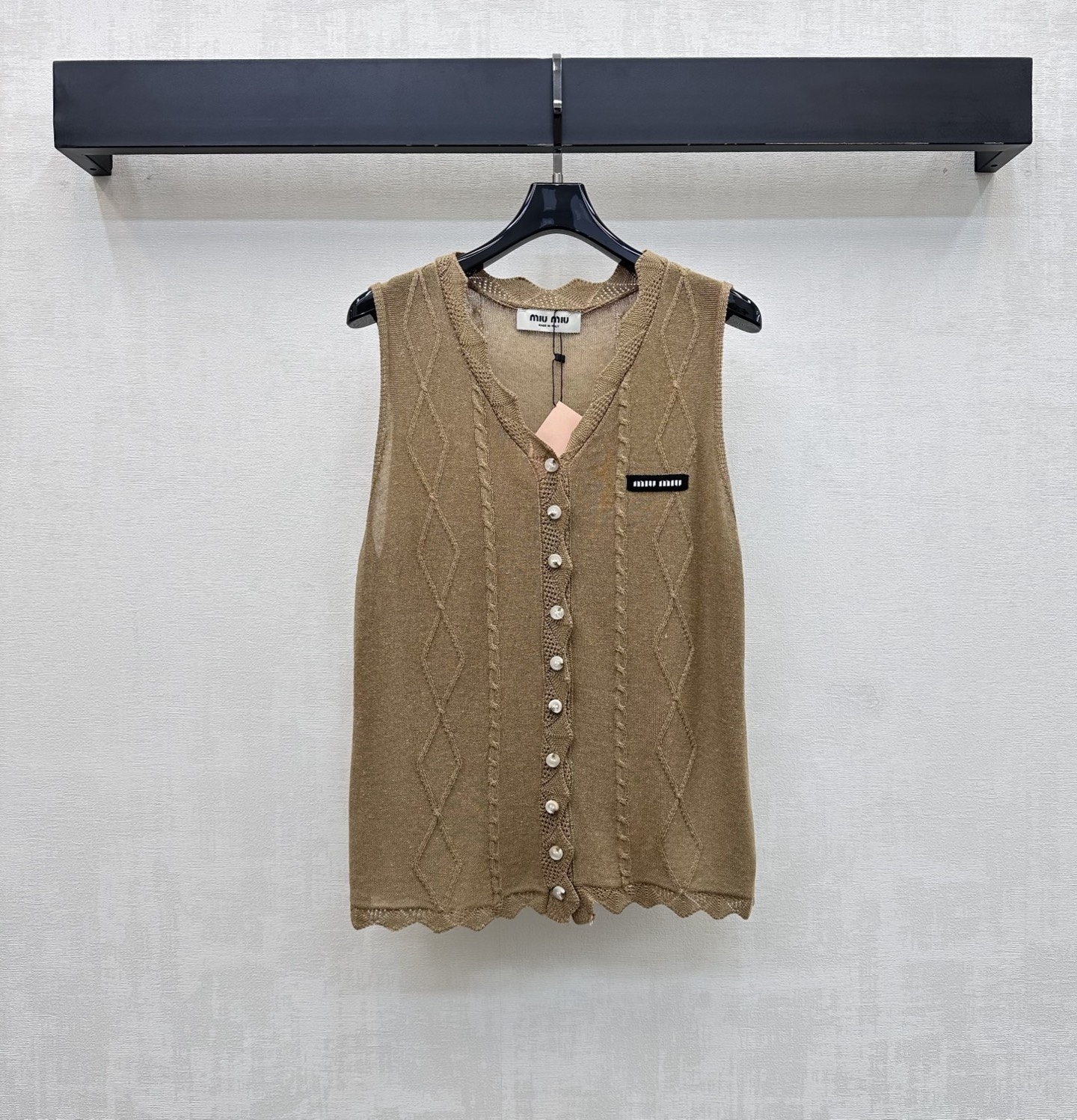 NO:845333,Miumi*2026 new products on the shelves V-neck cable knitted vest customized YB imported wool yarn blended fabric. Light and breathable texture, soft and skin-friendly, with a unique texture of natural fiber. Classic retro khaki tone, gentle and dignified, not picky about skin tone. The upper body has a literary college atmosphere. Classic rhombus cable knitting texture adds a sense of layering to the look. Breaks the monotony and dullness. The cardigan mother-of-pearl button adjustment decoration creates a refined, cool and elegant temperament. The chest is embellished with the iconic letter logo decoration.  Highlight the brand tone. Development of fabrics and accessories. Loose V-neck sleeveless cardigan cut. Covers the flesh and makes you look slimmer. It accommodates all body shapes. You can easily create a French retro style by layering and layering. High version,,miumiu,19860909Miumi*2026新品上架V领绞花针织马甲定制YB进口羊毛纱线混纺面料 质地轻盈透气 触感软糯亲肤 带有天然纤维的独特肌理感 经典复古卡其色调温柔显贵不挑肤色 上身自带文艺学院氛围 经典菱格绞花编织纹理 增添造型层次感 打破单调沉闷感 开襟珍珠母贝纽扣调节装饰 打造精致清冷优雅气质 胸口点缀标志性字母徽标装饰 彰显品牌调性 面辅料开发 宽松V领无袖开衫版型剪裁 遮肉显瘦包容各种身材 内搭叠搭都能轻松打造法式复古风  高版本,,miumiu,,Women's clothing