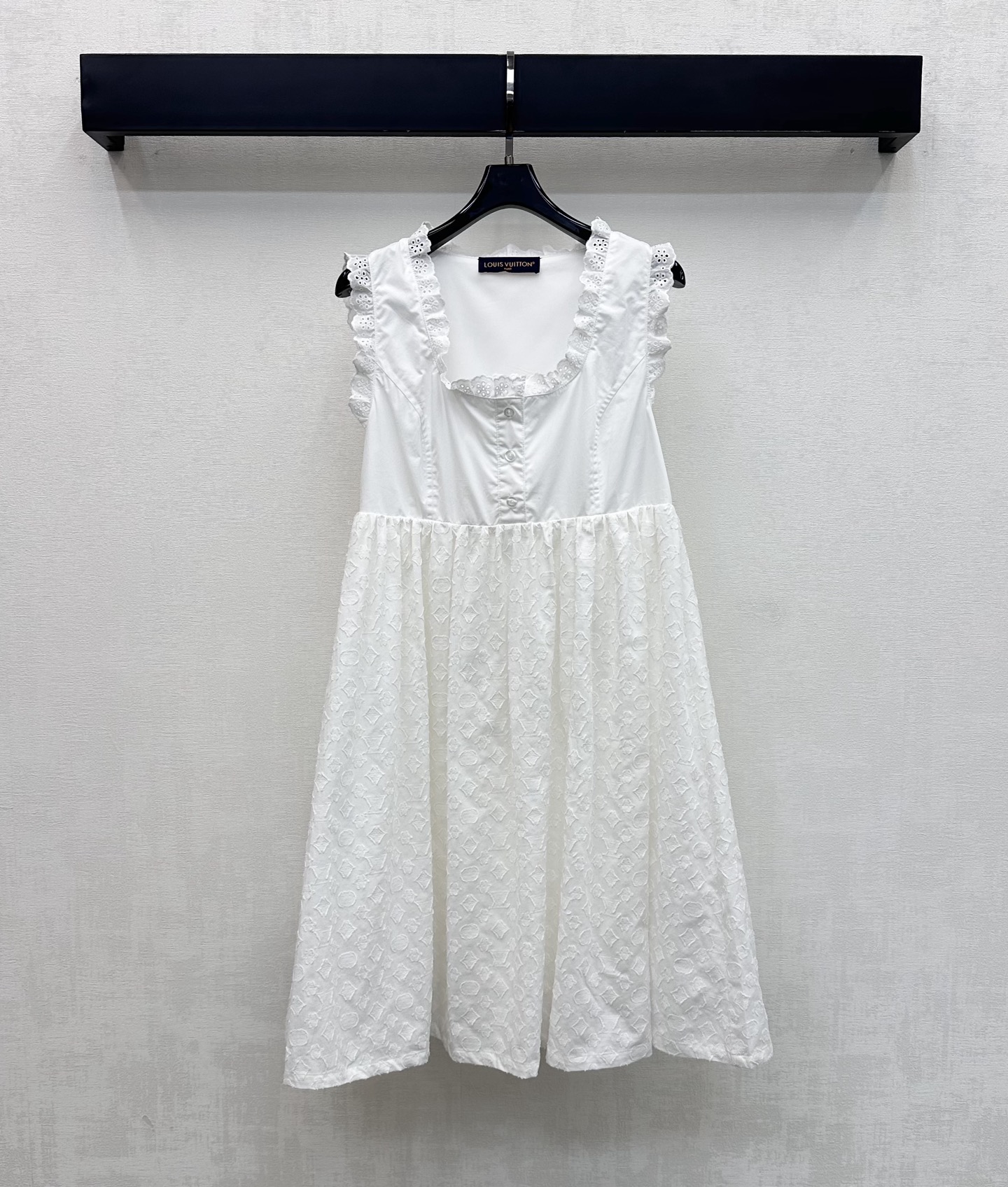NO:844512,Louis Vuitto*2026 New Arrival Stitched Doll Dress Customized YB imported twill cotton material Light and breathable texture Soft and skin-friendly Comes with low-key high-end gloss The neckline and shoulder straps are exquisitely embellished with hollow lace design Adding a sweet and pure atmosphere Half-platform button adjustment decoration Simple basic modification of the chest line Loose doll skirt version Covers the flesh and looks slim without flattering the figure Development of surface accessories Sleeveless dress tailoring Whether paired with white shoes or exquisite sandals  You can easily create the French first love style. High version, Louis Vuitton, sandals, skirts,19860909Louis Vuitto*2026新品上架拼接娃娃连衣裙定制YB进口斜纹全棉材质 质地轻盈透气 触感柔软亲肤 自带低调高级光泽 领口与肩带精致镂空花边点缀设计 增添甜美纯欲气息 半开襟纽扣调节装饰 简约基础修饰胸部线条 宽松娃娃裙版型 遮肉显瘦不挑身材 面辅料开发 无袖连衣裙版型剪裁 无论是搭配小白鞋还是精致凉鞋 都能轻松打造法式初恋风  高版本,,louis vuitton,sandals,skirts,,Women's clothing