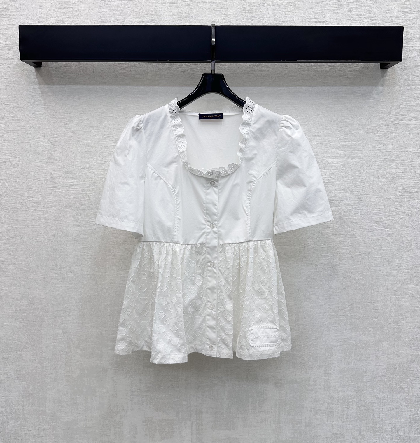 NO:844527,Louis Vuitto*2026 new products are on the shelves. The spliced doll top is made of YB imported twill cotton. The texture is light and breathable, soft to the touch and skin-friendly. It has low-key high-end luster. The neckline is exquisitely embellished with hollow lace and puffed cuffs design, adding a sweet and pure atmosphere. The half- placket buttons are adjusted with spliced jacquard element decoration. Simple basic modification of the chest line. Loose doll skirt version. Covers the flesh and looks slim without flattering the figure. Development of surface accessories. Square-neck short-sleeved top cut. Can be paired with shorts of the same series.  Complete the outfit to easily create the French first love style. High version, Louis Vuitton, skirts, shorts, T-shirt,19860909Louis Vuitto*2026新品上架拼接娃娃上衣定制YB进口斜纹全棉材质 质地轻盈透气 触感柔软亲肤 自带低调高级光泽 领口精致镂空花边点缀配合泡泡袖口设计 增添甜美纯欲气息 半开襟纽扣调节拼接提花元素装饰 简约基础修饰胸部线条 宽松娃娃裙版型 遮肉显瘦不挑身材 面辅料开发 方领短袖上衣版型剪裁 可搭配同系列短裤 成套穿搭轻松打造法式初恋风  高版本,,louis vuitton,skirts,shorts,T-shirt,,Women's clothing