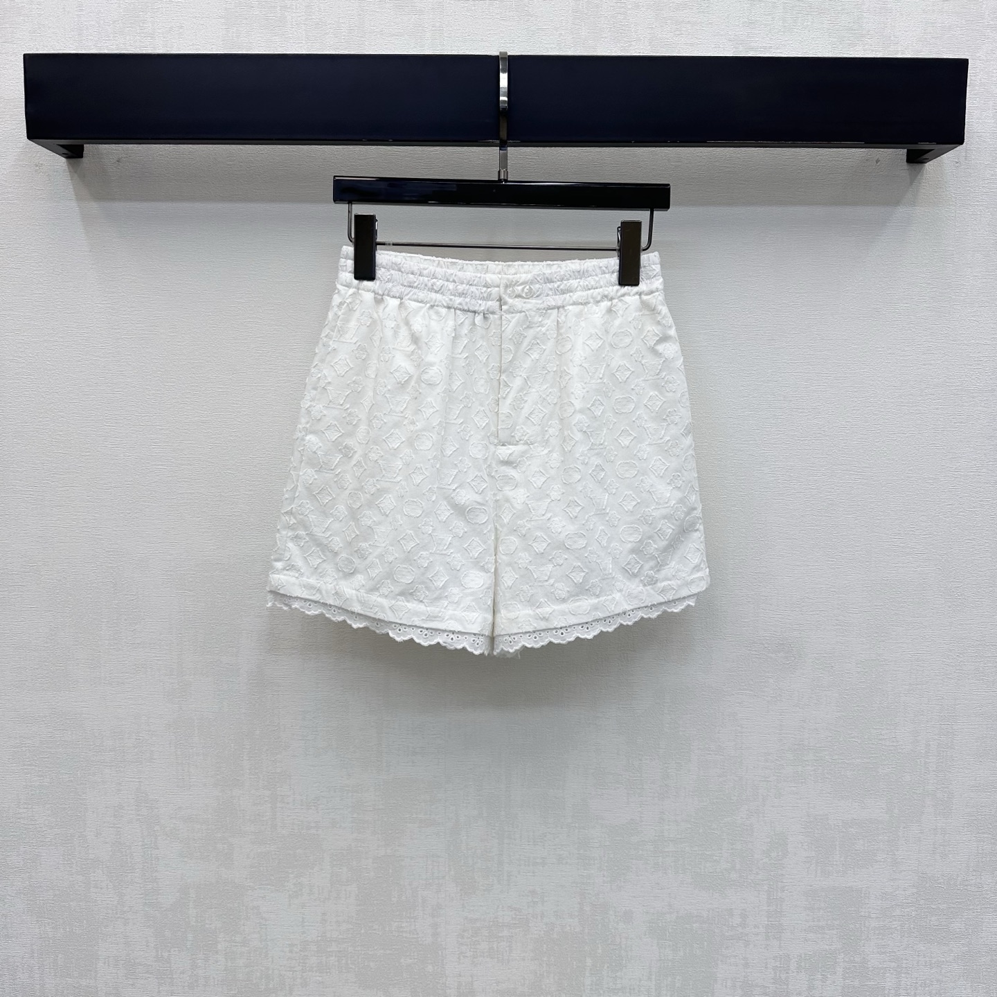 NO:844522,Louis Vuitto*2026 new arrivals jacquard splicing shorts customized YB imported twill cotton material Lightweight and breathable texture soft and skin-friendly With low-key high-end luster Exquisite hollow lace embellishment design on the trouser legs Add a sweet and pure atmosphere Elastic elastic waist adjustment decoration Simple basic modification of leg lines Loose doll skirt version Covers the flesh and looks slim without flattering the figure Development of surface accessories High-waisted straight shorts cut Can be matched with tops of the same series  Complete the outfit to easily create the French first love style. High version, Louis Vuitton, skirts, shorts,19860909Louis Vuitto*2026新品上架提花拼接短裤定制YB进口斜纹全棉材质 质地轻盈透气 触感柔软亲肤 自带低调高级光泽 裤腿精致镂空花边点缀设计 增添甜美纯欲气息 弹力松紧腰调节装饰 简约基础修饰腿部线条 宽松娃娃裙版型 遮肉显瘦不挑身材 面辅料开发 高腰直筒短裤版型剪裁 可搭配同系列上衣 成套穿搭轻松打造法式初恋风  高版本,,louis vuitton,skirts,shorts,,Women's clothing
