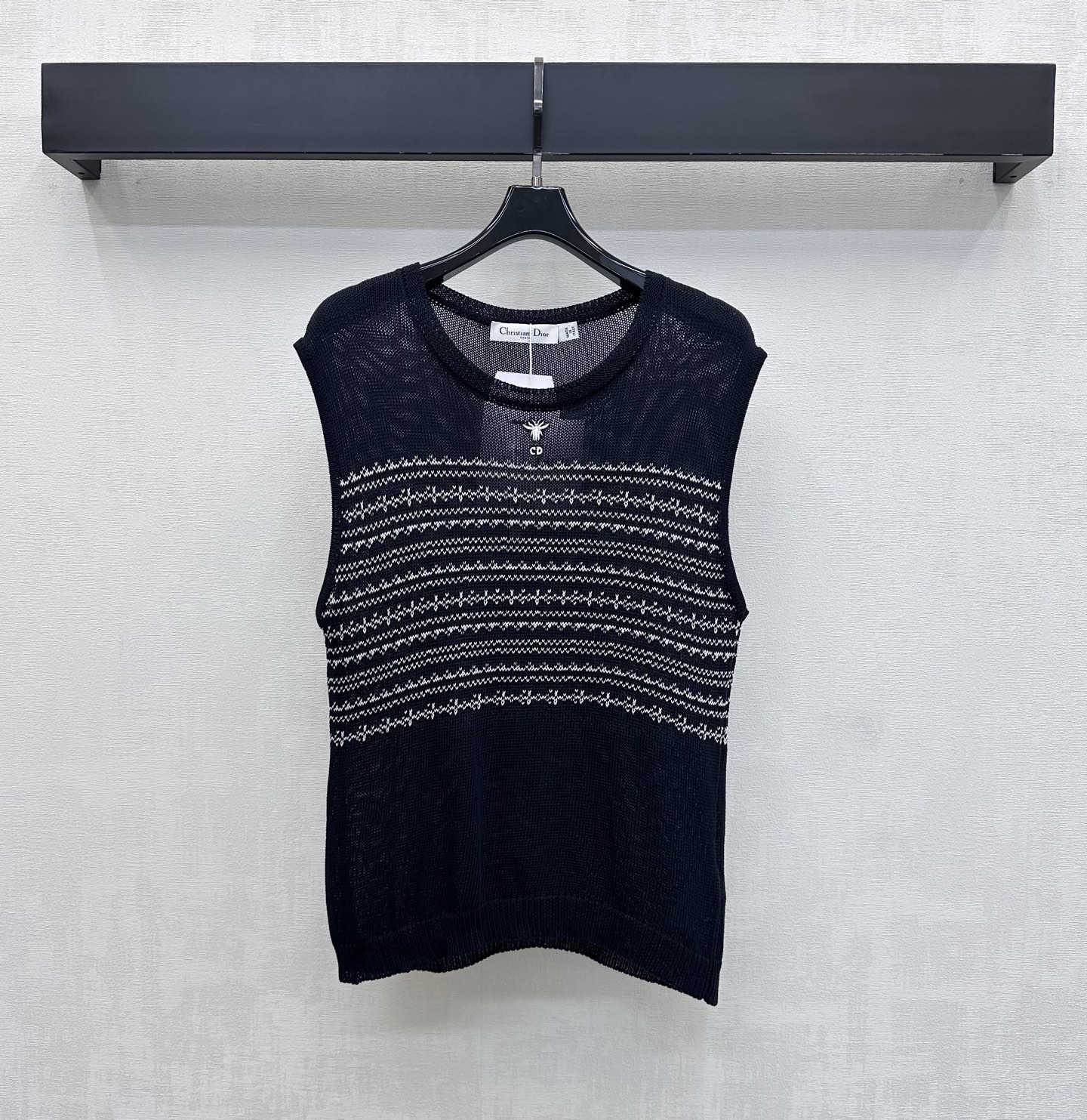 NO:845266,Dio*2026 new products on the shelves, bee embroidered striped knitted vest, customized YB imported blended wool fabric, soft and skin-friendly texture, breathable and comfortable, simple and versatile. The iconic and exquisite CD bee embroidered logo decoration is centered on the chest to highlight the brand tone. Combined with the horizontal wavy stripe design, it adds a sense of layering to the look. Full of retro college style. The loose version is casual and lazy. The development of surface accessories. Round neck vest tailoring. Wear alone and layered to easily create a fashionable and refined temperament. High version 2 colors,, dior,19860909Dio*2026新品上架蜜蜂刺绣条纹针织背心定制YB进口混纺羊毛面料 质地柔软亲肤 透气舒适 简约百搭 胸前居中点缀标志性精致CD蜜蜂刺绣徽标装饰 彰显品牌调性 配合横向波浪条纹设计 增添造型层次感 复古学院风满满 宽松版型随性慵懒 面辅料开发 圆领背心剪裁 单穿叠穿轻松打造时髦精气质  高版本2色,,dior,,Women's clothing