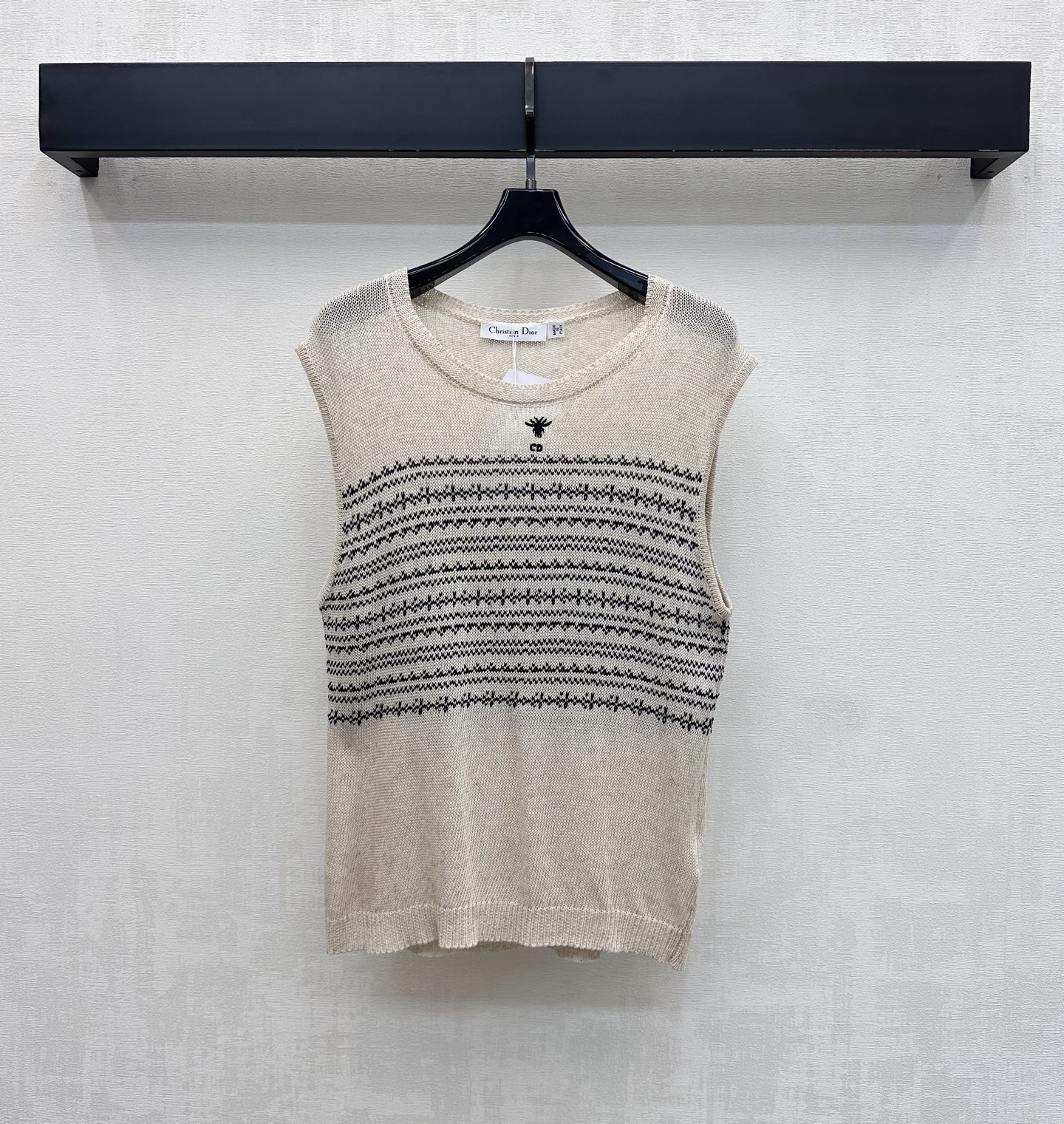 NO:845271,Dio*2026 new products on the shelves, bee embroidered striped knitted vest, customized YB imported blended wool fabric, soft and skin-friendly texture, breathable and comfortable, simple and versatile. The iconic and exquisite CD bee embroidered logo decoration is centered on the chest to highlight the brand tone. Combined with the horizontal wavy stripe design, it adds a sense of layering to the look. Full of retro college style. The loose version is casual and lazy. The development of surface accessories. Round neck vest tailoring. Wear alone and layered to easily create a fashionable and refined temperament. High version 2 colors,, dior,19860909Dio*2026新品上架蜜蜂刺绣条纹针织背心定制YB进口混纺羊毛面料 质地柔软亲肤 透气舒适 简约百搭 胸前居中点缀标志性精致CD蜜蜂刺绣徽标装饰 彰显品牌调性 配合横向波浪条纹设计 增添造型层次感 复古学院风满满 宽松版型随性慵懒 面辅料开发 圆领背心剪裁 单穿叠穿轻松打造时髦精气质  高版本2色,,dior,,Women's clothing