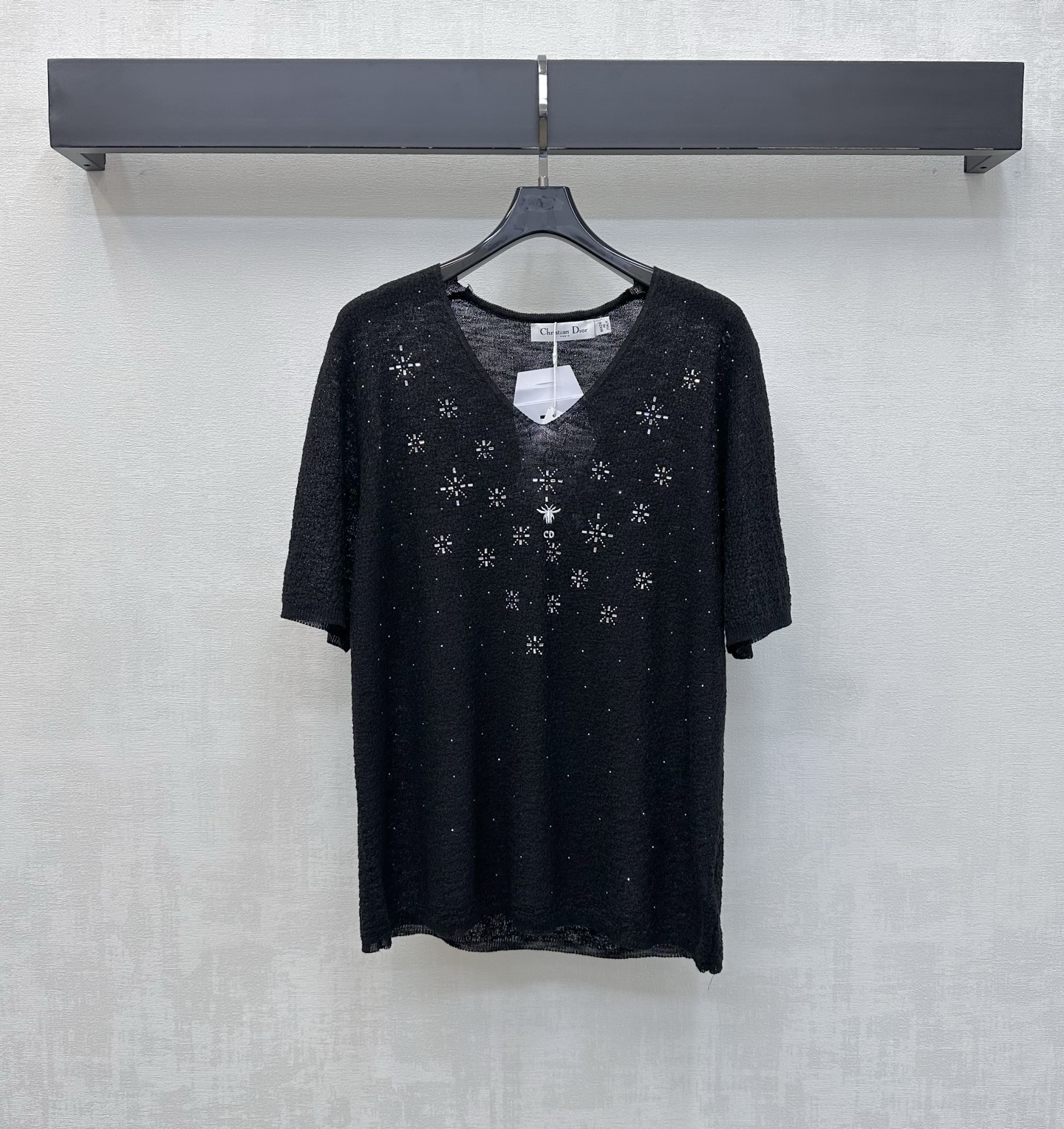 NO:845325,Dio*2026 new products are on the shelves. Heavy-duty sequined V-neck short-sleeved knitted custom YB imported blended wool knitted fabric. The texture is soft and skin-friendly, and the touch is delicate and smooth. The V-neck version modifies the neck line. It is a small artifact that lengthens the collarbone and shows the face. The body is embellished with heavy-duty fine sequin processing to add layering to the look. The exquisite CD bee embroidery logo decoration is centered on the chest to highlight the brand's tone. Smart and playful finishing touch to break the monotony. Development of surface accessories  V-neck short-sleeved top cut to easily create a minimalist and high-end style. High version 2 colors, dior, T-shirt,19860909Dio*2026新品上架重工亮片V领短袖针织定制YB进口混纺羊毛针织面料 质地软糯亲肤 触感细腻顺滑 V领版型修饰颈部线条 拉长锁骨显脸小神器 衣身点缀重工细闪亮片工艺处理 增添造型层次感 胸前居中点缀精致CD蜜蜂刺绣徽标装饰 彰显品牌调性 灵动俏皮点睛之笔 打破单调 面辅料开发 V领短袖上衣剪裁 轻松打造极简高级风  高版本2色,,dior,T-shirt,,Women's clothing