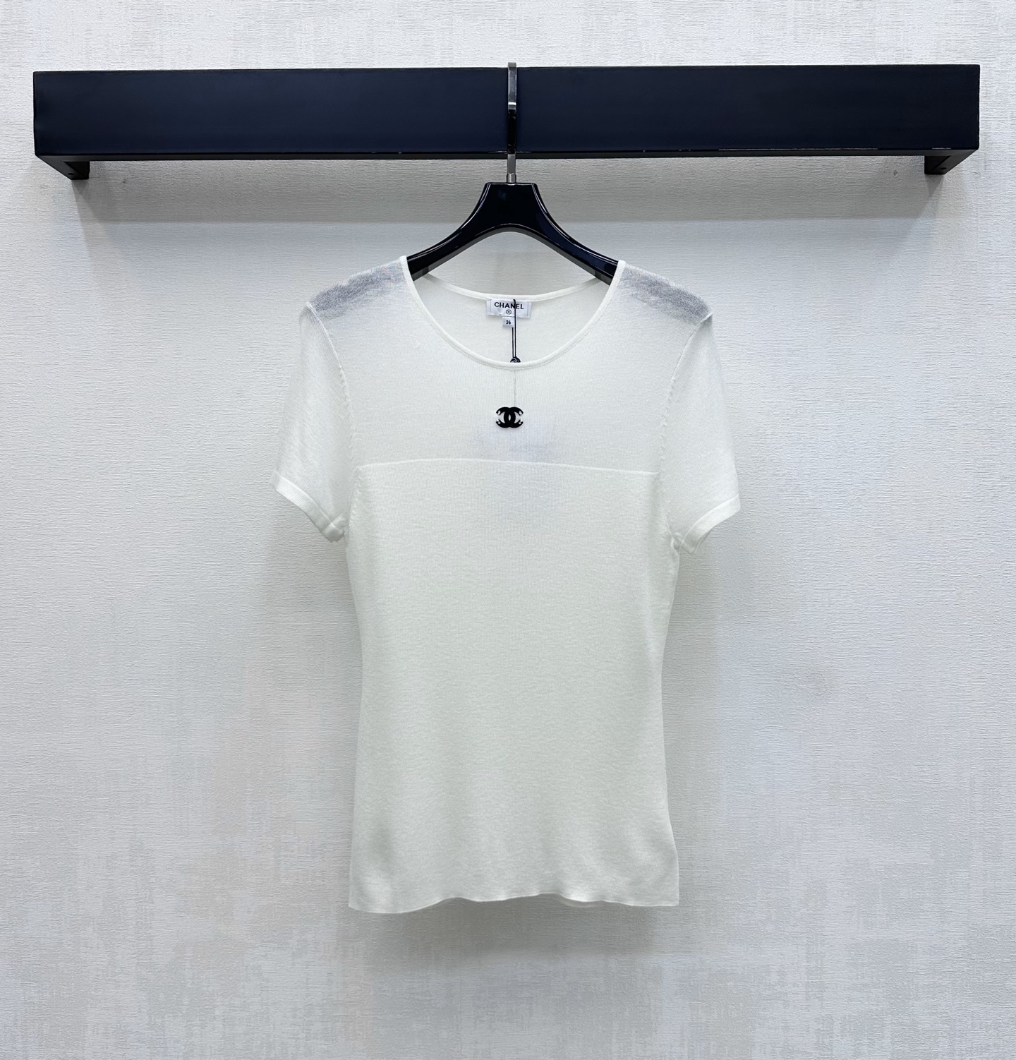 NO:845320,Chane*2026 new products are on the shelves. Micro-transparent splicing round-neck short-sleeved knit. Customized YB imported blended wool fabric. Lightweight and breathable texture. Soft and skin-friendly. Has a unique texture of natural fiber. Classic pure white tone, clean and refreshing, not picky about skin tone. The upper body has a cool and high-end atmosphere. Micro-transparent mesh splicing design on the shoulders adds layering to the look. The iconic double C letter logo decoration is decorated with metal in the center of the chest to highlight the brand tone. Development of surface accessories.  Round neck slim-fitting short-sleeved top, casually paired with skirts and trousers to easily create a French minimalist style. High version, 2 colors, 36 38 40,,chanel,skirts,T-shirt,19860909Chane*2026新品上架微透拼接圆领短袖针织 定制YB进口混纺羊毛面料 质地轻盈透气 触感软糯亲肤 带有天然纤维的独特肌理感 经典纯白色调干净清爽不挑肤色 上身自带清冷高级氛围 肩部微透网纱拼接设计 增添造型层次感 胸前居中点缀金属标志性双C字母徽标装饰 彰显品牌调性 面辅料开发 圆领修身短袖上衣剪裁 随意搭配裙裤装轻松打造法式极简风  高版本2色36 38 40,,chanel,skirts,T-shirt,,Women's clothing