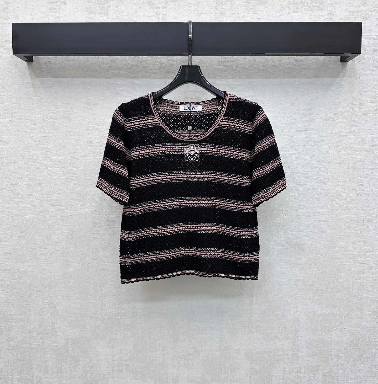 NO:845294,Loew*2026 new products are on the shelves. Fine glitter striped short-sleeved knitted custom YB imported wool yarn material. Lightweight and breathable texture. Classic fine glitter stripe color matching design adds layering to the look. Iconic embroidered logo decoration in the center of the chest highlights the brand tone. Exquisite finishing touch. Development of surface accessories. Round neck short-sleeved top tailoring. Wear casually with skirts and trousers. You can easily create a French high-end version. 2 colors, loewe, skirts, T-shirt,19860909Loew*2026新品上架细闪条纹短袖针织定制YB进口羊毛纱线材质 质地轻盈透气 经典细闪条纹拼色设计 增添造型层次感 胸前居中点缀标志性刺绣徽标装饰 彰显品牌调性 精致点睛 面辅料开发 圆领短袖上衣剪裁 随意搭配裙裤装穿搭 都能轻松打造法式高级  高版本2色,,loewe,skirts,T-shirt,,Women's clothing