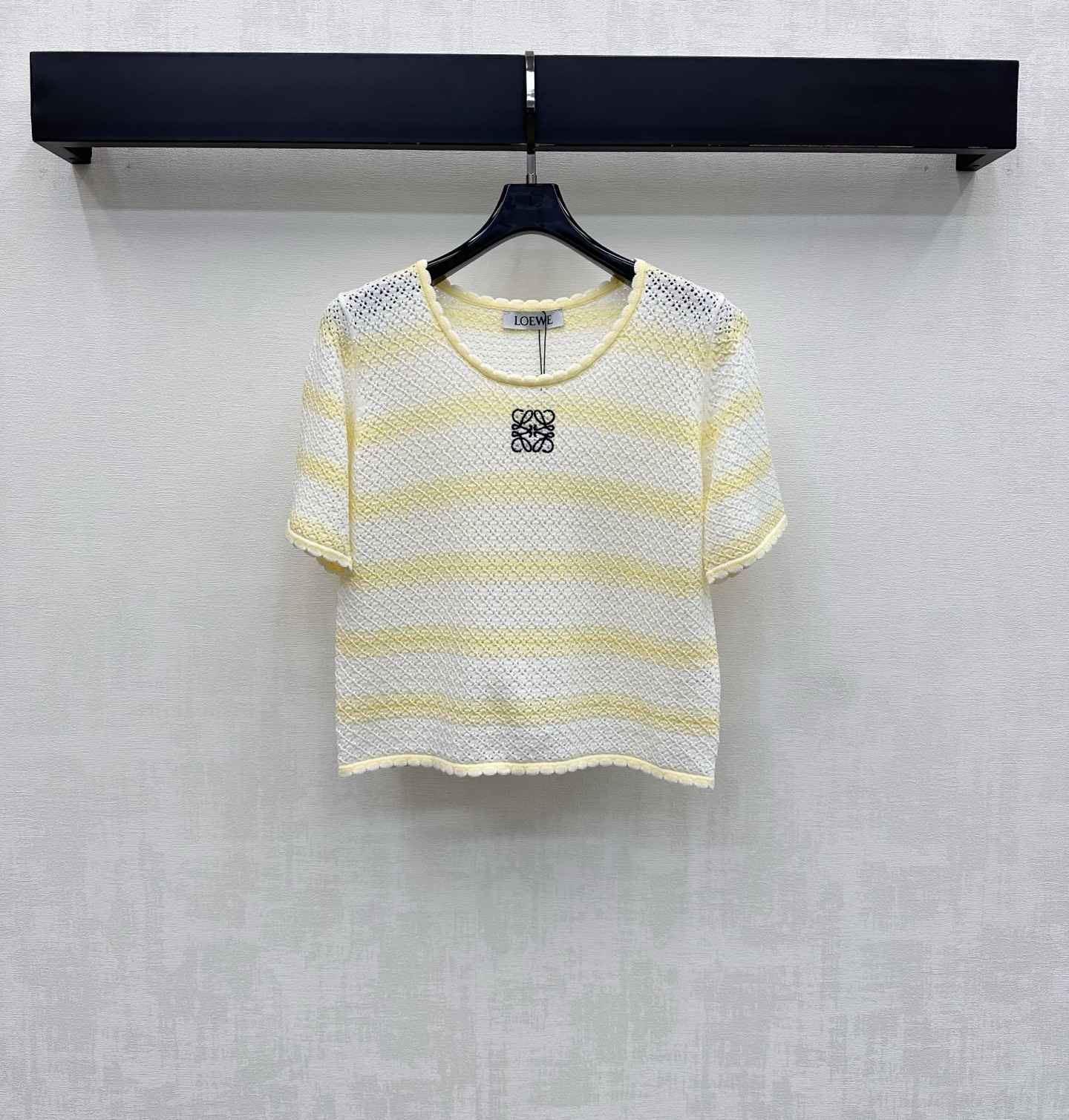NO:845306,Loew*2026 new products are on the shelves. Fine glitter striped short-sleeved knitted custom YB imported wool yarn material. Lightweight and breathable texture. Classic fine glitter stripe color matching design adds layering to the look. Iconic embroidered logo decoration in the center of the chest highlights the brand tone. Exquisite finishing touch. Development of surface accessories. Round neck short-sleeved top tailoring. Wear casually with skirts and trousers. You can easily create a French high-end version. 2 colors, loewe, skirts, T-shirt,19860909Loew*2026新品上架细闪条纹短袖针织定制YB进口羊毛纱线材质 质地轻盈透气 经典细闪条纹拼色设计 增添造型层次感 胸前居中点缀标志性刺绣徽标装饰 彰显品牌调性 精致点睛 面辅料开发 圆领短袖上衣剪裁 随意搭配裙裤装穿搭 都能轻松打造法式高级  高版本2色,,loewe,skirts,T-shirt,,Women's clothing
