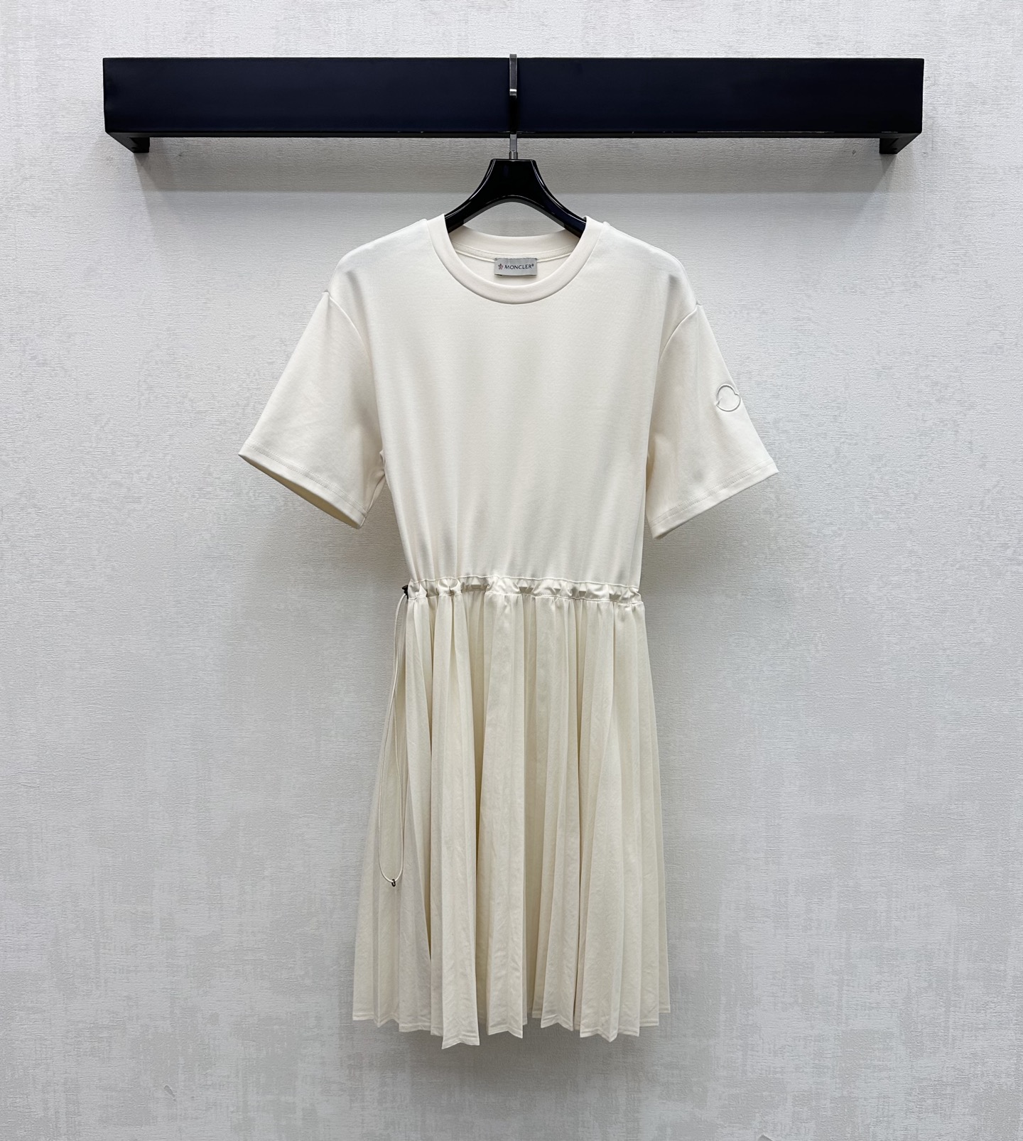 NO:843823,Moncle*2026 new arrivals Drawstring waist pleated dress customized YB imported virgin cotton fabric Soft texture, skin-friendly, breathable and comfortable Classic black and white two-color simple and versatile Round neck short-sleeved version refreshing and neat Use the waist drawstring to adjust the elasticity freely Easily create a high waistline to look taller and slimmer Pleated skirt is flexible and elegant Adds layering to the look Signature badge decoration on the cuffs Highlights the brand characteristics Surface accessories development Round neck short-sleeved dress tailoring  Whether it is daily commuting or weekend leisure, it can be easily controlled. Minimalist commuting style and elegant temperament. High version 2 colors, skirts, T-shirt,19860909Moncle*2026新品上架抽绳收腰百褶连衣裙定制YB进口原生全棉面料 质地柔软亲肤 透气舒适 经典黑白双色简约百搭 圆领短袖版型清爽利落 配合腰部抽绳调节自由调节松紧 轻松打造高腰线显高显瘦 百褶裙摆灵动飘逸 增添造型层次感 袖口点缀标志性徽章装饰 彰显品牌特色 面辅料开发 圆领短袖连衣裙剪裁 无论是日常通勤还是周末休闲都能轻松驾驭 极简通勤风优雅气质  高版本2色,,skirts,T-shirt,,Women's clothing