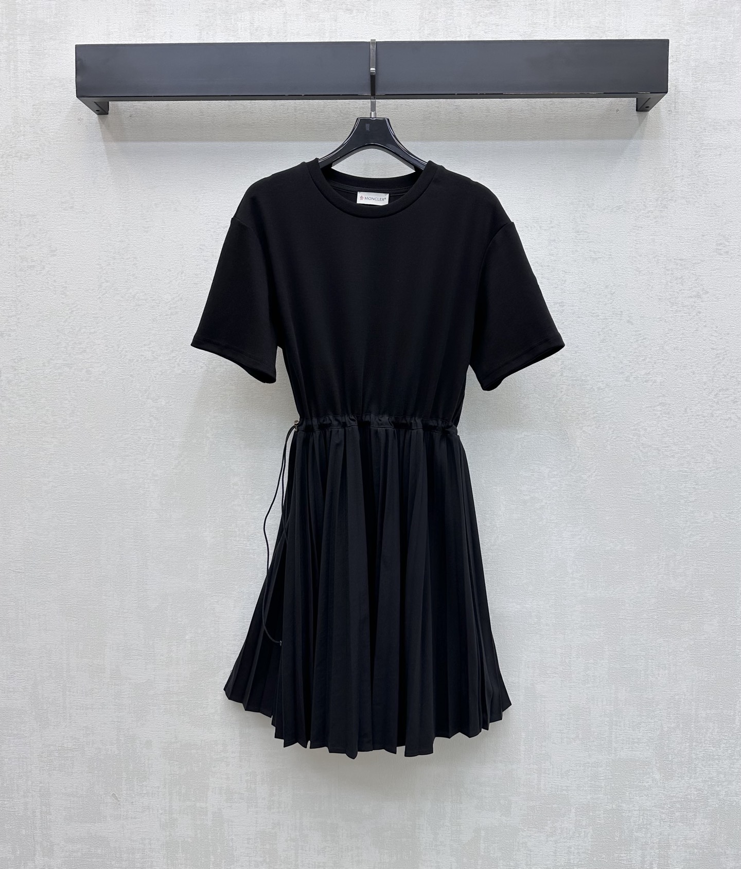 NO:843813,Moncle*2026 new arrivals Drawstring waist pleated dress customized YB imported virgin cotton fabric Soft texture, skin-friendly, breathable and comfortable Classic black and white two-color simple and versatile Round neck short-sleeved version refreshing and neat Use the waist drawstring to adjust the elasticity freely Easily create a high waistline to look taller and slimmer Pleated skirt is flexible and elegant Adds layering to the look Signature badge decoration on the cuffs Highlights the brand characteristics Surface accessories development Round neck short-sleeved dress tailoring  Whether it is daily commuting or weekend leisure, it can be easily controlled. Minimalist commuting style and elegant temperament. High version 2 colors, skirts, T-shirt,19860909Moncle*2026新品上架抽绳收腰百褶连衣裙定制YB进口原生全棉面料 质地柔软亲肤 透气舒适 经典黑白双色简约百搭 圆领短袖版型清爽利落 配合腰部抽绳调节自由调节松紧 轻松打造高腰线显高显瘦 百褶裙摆灵动飘逸 增添造型层次感 袖口点缀标志性徽章装饰 彰显品牌特色 面辅料开发 圆领短袖连衣裙剪裁 无论是日常通勤还是周末休闲都能轻松驾驭 极简通勤风优雅气质  高版本2色,,skirts,T-shirt,,Women's clothing