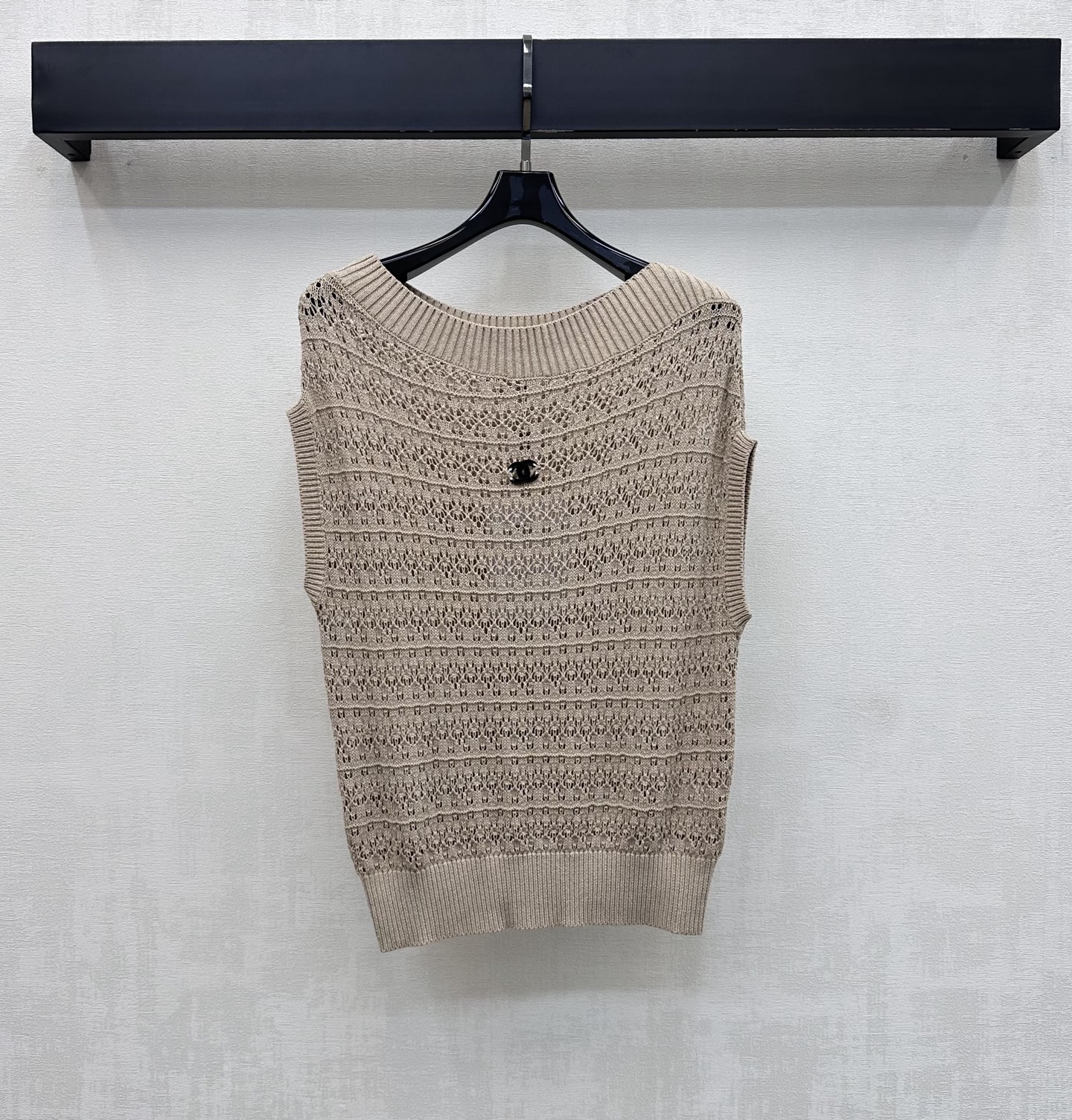 NO:845315,Chane*2026 new arrival round neck knitted vest made of custom YB imported wool yarn, light and breathable texture, soft and skin-friendly, with unique texture of natural fiber, classic oatmeal tone, gentle and noble, not picky about skin color, the upper body has a lazy and casual atmosphere, unique three-dimensional hollow weaving texture, adding layering to the shape, emblazoned with the iconic double C letter logo decoration in the center of the chest, highlighting the brand tonality, simple but not simple, development of surface accessories  Loose round neck sleeveless top cut, you can easily create a French high-end style with any combination. High version 36 38 40,,chanel,19860909Chane*2026新品上架圆领针织背心定制YB进口羊毛纱线材质 质地轻盈透气 触感软糯亲肤 带有天然纤维的独特肌理感 经典燕麦米色调温柔显贵 不挑肤色 上身自带慵懒随性氛围 独特立体镂空编织纹理 增添造型层次感 胸前居中点缀标志性双C字母徽标装饰 彰显品牌调性 简约而不简单 面辅料开发 宽松圆领无袖上衣剪裁 随意搭配都能轻松打造法式高级风 高版本36 38 40,,chanel,,Women's clothing