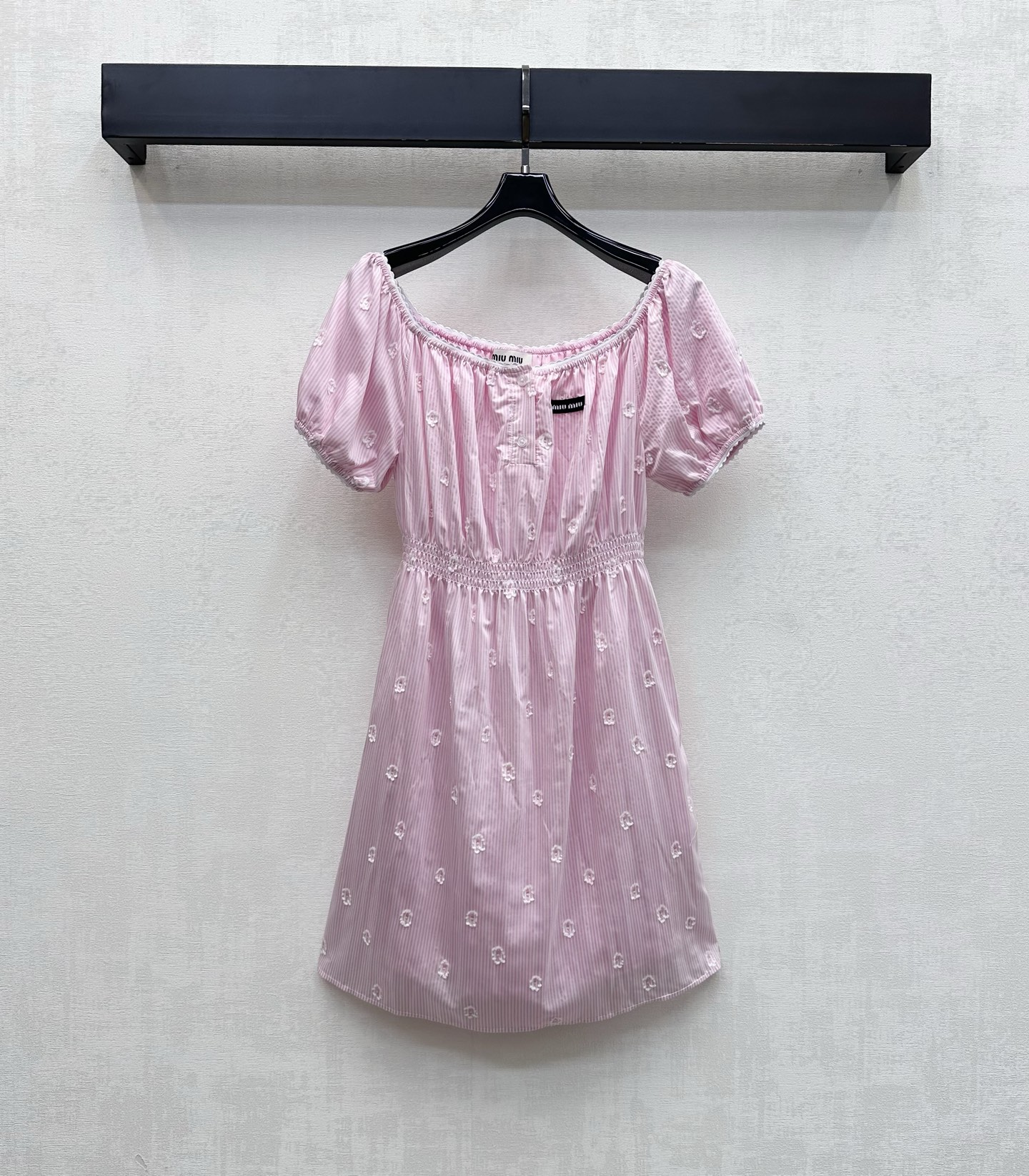 NO:843812,Miumi*2026 new arrivals floral one-shoulder dress, customized YB imported twill cotton material, soft texture, skin-friendly, breathable and comfortable, fresh and elegant pink base, emblazoned with the iconic letter logo on the chest to highlight the brand's tone, decorated with three-dimensional white floral embroidery to add layering to the look, sweet and age-reducing, one-shoulder design reveals beautiful clavicle line and makes you look slimmer, puff sleeves modify the arms to cover the flesh, and the elastic waist outlines the graceful figure  Smart and elegant tailoring with A-line hem. Developed fabrics. One-shoulder dress tailoring. Easily create a sweet temperament for daily dates or vacations. High version,,miumiu,skirts,19860909Miumi*2026新品上架碎花一字肩连衣裙定制YB进口斜纹全棉材质 质地柔软亲肤 透气舒适 清新淡雅粉色底 胸前点缀标志性字母徽标装饰 彰显品牌调性 饰以立体白色碎花刺绣装饰 增添造型层次感 甜美减龄 一字肩设计露出优美锁骨线条显瘦 泡泡袖修饰手臂遮肉显瘦 腰部松紧收腰勾勒曼妙身姿 配合下摆A字大摆裁剪灵动飘逸 面辅料开发 一字肩连衣裙剪裁 日常约会或度假穿搭 轻松打造甜美气质 高版本,,miumiu,skirts,,Women's clothing