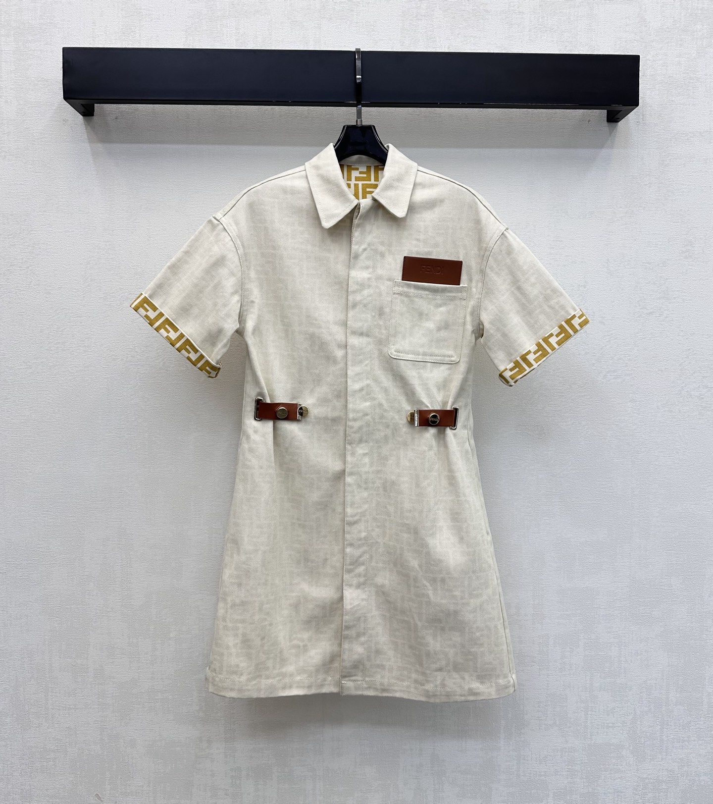 NO:844558,Fend*2026 new arrival leather label denim dress, customized YB imported twill cotton material, very wide, comfortable and stylish, classic navy blue/off-white, minimalist and versatile, with a high-end feel. The interior is covered with iconic jacquard letter logo elements to highlight the brand tone. Brown square leather labels are embellished on the pockets to add layering to the look. It enriches visual highlights and texture. It is decorated with metal buttons on both sides of the waist to enhance the overall sophistication. The high-waisted A-line version perfectly modifies the waist and hip lines, slimming and elongating the leg proportions.  Development of surface accessories, lapel short-sleeved shirt dress tailoring, high-end fashionable wear, high version 2 colors, fendi, skirts, T-shirt,19860909Fend*2026新品上架皮标牛仔连衣裙定制YB进口斜纹全棉材质挺阔舒适有型 经典藏青色/米白色极简百搭 自带高级感 内里满铺标志性字母提花徽标元素 彰显品牌调性 口袋点缀棕色方形皮标 增添造型层次感 丰富视觉亮点与质感 配合腰部两侧金属纽扣装饰 提升整体精致度 高腰A字版型完美修饰腰臀线条 显瘦遮肉拉长腿部比例 面辅料开发 翻领短袖衬衣裙剪裁 穿搭高级时髦  高版本2色,,fendi,skirts,T-shirt,,Women's clothing
