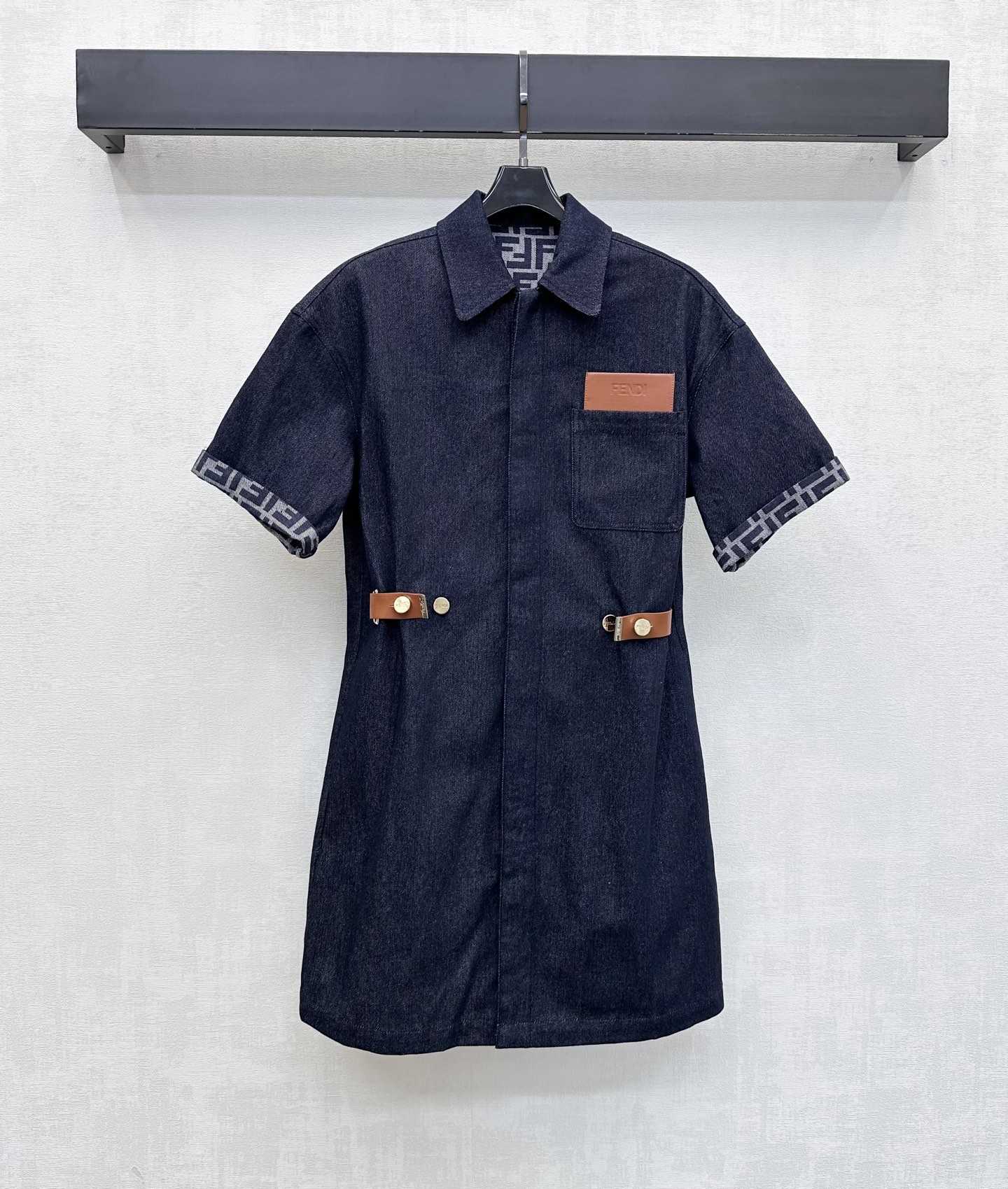 NO:844568,Fend*2026 new arrival leather label denim dress, customized YB imported twill cotton material, very wide, comfortable and stylish, classic navy blue/off-white, minimalist and versatile, with a high-end feel. The interior is covered with iconic jacquard letter logo elements to highlight the brand tone. Brown square leather labels are embellished on the pockets to add layering to the look. It enriches visual highlights and texture. It is decorated with metal buttons on both sides of the waist to enhance the overall sophistication. The high-waisted A-line version perfectly modifies the waist and hip lines, slimming and elongating the leg proportions.  Development of surface accessories, lapel short-sleeved shirt dress tailoring, high-end fashionable wear, high version 2 colors, fendi, skirts, T-shirt,19860909Fend*2026新品上架皮标牛仔连衣裙定制YB进口斜纹全棉材质挺阔舒适有型 经典藏青色/米白色极简百搭 自带高级感 内里满铺标志性字母提花徽标元素 彰显品牌调性 口袋点缀棕色方形皮标 增添造型层次感 丰富视觉亮点与质感 配合腰部两侧金属纽扣装饰 提升整体精致度 高腰A字版型完美修饰腰臀线条 显瘦遮肉拉长腿部比例 面辅料开发 翻领短袖衬衣裙剪裁 穿搭高级时髦  高版本2色,,fendi,skirts,T-shirt,,Women's clothing
