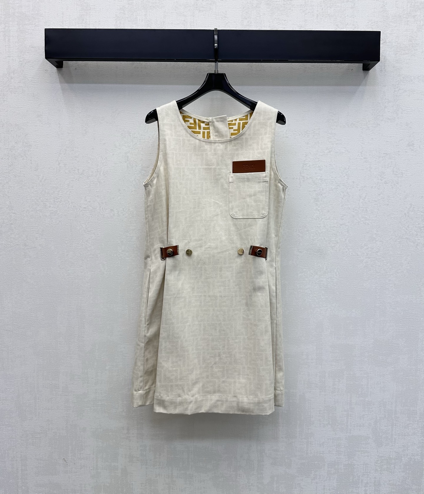 NO:844542,Fend*2026 new arrivals Leather label denim vest dress customized YB imported twill cotton material is very wide, comfortable and stylish. Classic navy blue/off-white minimalist and versatile, with a sense of luxury. Sleeveless design is refreshing and neat, modifying the arm lines. The interior is full of iconic letter jacquard logo elements to highlight the brand tone. The pockets are decorated with brown square leather labels to add layering to the look. Enrich visual highlights and texture. Decorated with metal buttons on both sides of the waist to enhance the overall sophistication.  The high-waisted A-line version perfectly modifies the waist and hip lines. It looks slimmer and covers the muscles and elongates the proportion of the legs. Development of fabric accessories. Cutting of round-neck vest skirt. High-end and fashionable wear. High version 2 colors, fendi, skirts,19860909Fend*2026新品上架皮标牛仔背心裙定制YB进口斜纹全棉材质挺阔舒适有型 经典藏青色/米白色极简百搭 自带高级感 无袖版型设计清爽利落 修饰手臂线条 内里满铺标志性字母提花徽标元素 彰显品牌调性 口袋点缀棕色方形皮标 增添造型层次感 丰富视觉亮点与质感 配合腰部两侧金属纽扣装饰 提升整体精致度 高腰A字版型完美修饰腰臀线条 显瘦遮肉拉长腿部比例 面辅料开发 圆领背心裙剪裁 穿搭高级时髦  高版本2色,,fendi,skirts,,Women's clothing