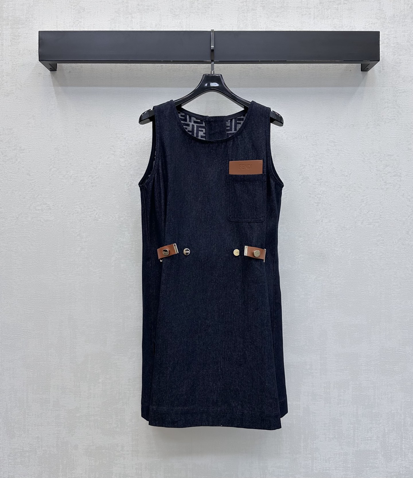 NO:844551,Fend*2026 new arrivals Leather label denim vest dress customized YB imported twill cotton material is very wide, comfortable and stylish. Classic navy blue/off-white minimalist and versatile, with a sense of luxury. Sleeveless design is refreshing and neat, modifying the arm lines. The interior is full of iconic letter jacquard logo elements to highlight the brand tone. The pockets are decorated with brown square leather labels to add layering to the look. Enrich visual highlights and texture. Decorated with metal buttons on both sides of the waist to enhance the overall sophistication.  The high-waisted A-line version perfectly modifies the waist and hip lines. It looks slimmer and covers the muscles and elongates the proportion of the legs. Development of fabric accessories. Cutting of round-neck vest skirt. High-end and fashionable wear. High version 2 colors, fendi, skirts,19860909Fend*2026新品上架皮标牛仔背心裙定制YB进口斜纹全棉材质挺阔舒适有型 经典藏青色/米白色极简百搭 自带高级感 无袖版型设计清爽利落 修饰手臂线条 内里满铺标志性字母提花徽标元素 彰显品牌调性 口袋点缀棕色方形皮标 增添造型层次感 丰富视觉亮点与质感 配合腰部两侧金属纽扣装饰 提升整体精致度 高腰A字版型完美修饰腰臀线条 显瘦遮肉拉长腿部比例 面辅料开发 圆领背心裙剪裁 穿搭高级时髦  高版本2色,,fendi,skirts,,Women's clothing