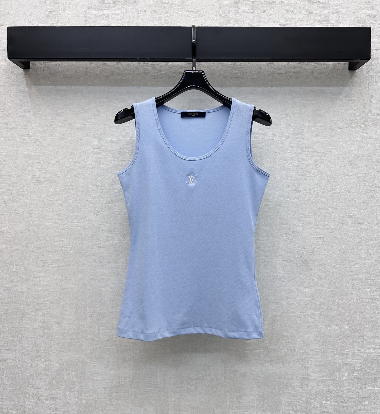 NO:844537,Louis Vuitto*2026 New Arrival Letter Logo Vest Customized YB Imported Twill Cotton Material Soft and Skin-Friendly, Breathable and Comfortable Classic Black, White and Blue Colors Simple and Versatile Large U-neck Design Modifies the Neck Line to Make the Face Smaller Slim Fit Fits the Body Curve Shows Beautiful Shoulder and Neck Lines Embellishment of the Iconic Three-dimensional Letter Logo in the Center of the Chest Highlights the Brand Tonality Development of Surface Accessories Round Neck Vest Cutting Style Can Be Easily Created With Jeans or Under a Suit  One piece for daily commuting or weekend leisure, suitable for various occasions. High version 3 colors, Louis Vuitton, Jeans, business suit,19860909Louis Vuitto*2026新品上架字母徽标背心定制YB进口斜纹棉材质 质地柔软亲肤 透气舒适 经典黑白蓝三色简约百搭 大U领设计修饰颈部线条显脸小 修身版型贴合身材曲线 展现优美肩颈线条感 胸前居中点缀标志性立体字母徽标点缀装饰 彰显品牌调性 面辅料开发 圆领背心版型剪裁 随意搭配牛仔裤还是作为西装内搭 都能轻松打造高级感 日常通勤或周末休闲一件搞定多种场合 高版本3色,,louis vuitton,jeans,business suit,,Women's clothing