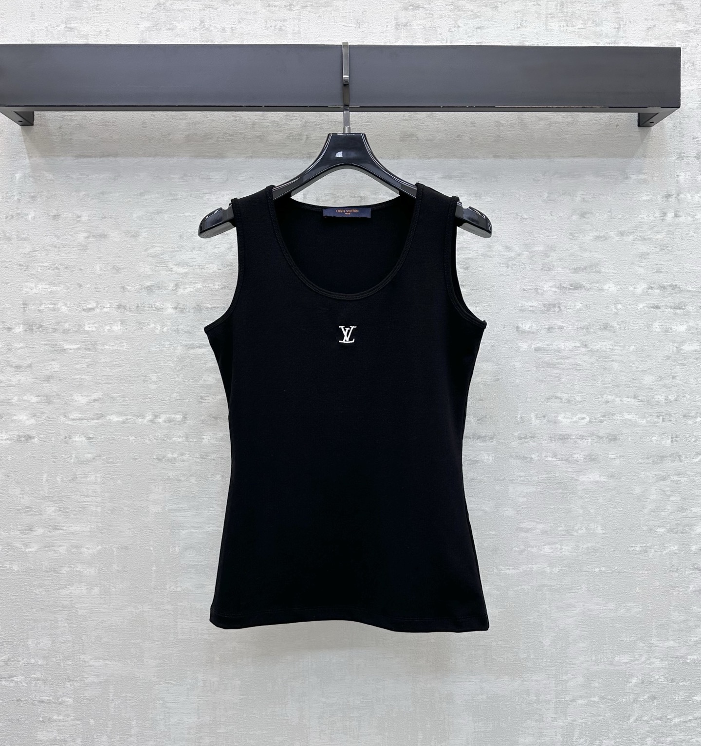 NO:844508,Louis Vuitto*2026 New Arrival Letter Logo Vest Customized YB Imported Twill Cotton Material Soft and Skin-Friendly, Breathable and Comfortable Classic Black, White and Blue Colors Simple and Versatile Large U-neck Design Modifies the Neck Line to Make the Face Smaller Slim Fit Fits the Body Curve Shows Beautiful Shoulder and Neck Lines Embellishment of the Iconic Three-dimensional Letter Logo in the Center of the Chest Highlights the Brand Tonality Development of Surface Accessories Round Neck Vest Cutting Style Can Be Easily Created With Jeans or Under a Suit  One piece for daily commuting or weekend leisure, suitable for various occasions. High version 3 colors, Louis Vuitton, Jeans, business suit,19860909Louis Vuitto*2026新品上架字母徽标背心定制YB进口斜纹棉材质 质地柔软亲肤 透气舒适 经典黑白蓝三色简约百搭 大U领设计修饰颈部线条显脸小 修身版型贴合身材曲线 展现优美肩颈线条感 胸前居中点缀标志性立体字母徽标点缀装饰 彰显品牌调性 面辅料开发 圆领背心版型剪裁 随意搭配牛仔裤还是作为西装内搭 都能轻松打造高级感 日常通勤或周末休闲一件搞定多种场合 高版本3色,,louis vuitton,jeans,business suit,,Women's clothing