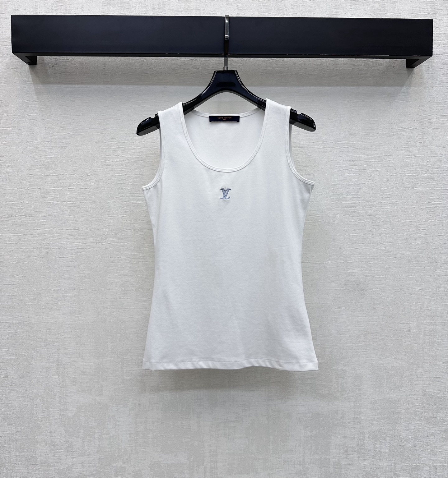 NO:844546,Louis Vuitto*2026 New Arrival Letter Logo Vest Customized YB Imported Twill Cotton Material Soft and Skin-Friendly, Breathable and Comfortable Classic Black, White and Blue Colors Simple and Versatile Large U-neck Design Modifies the Neck Line to Make the Face Smaller Slim Fit Fits the Body Curve Shows Beautiful Shoulder and Neck Lines Embellishment of the Iconic Three-dimensional Letter Logo in the Center of the Chest Highlights the Brand Tonality Development of Surface Accessories Round Neck Vest Cutting Style Can Be Easily Created With Jeans or Under a Suit  One piece for daily commuting or weekend leisure, suitable for various occasions. High version 3 colors, Louis Vuitton, Jeans, business suit,19860909Louis Vuitto*2026新品上架字母徽标背心定制YB进口斜纹棉材质 质地柔软亲肤 透气舒适 经典黑白蓝三色简约百搭 大U领设计修饰颈部线条显脸小 修身版型贴合身材曲线 展现优美肩颈线条感 胸前居中点缀标志性立体字母徽标点缀装饰 彰显品牌调性 面辅料开发 圆领背心版型剪裁 随意搭配牛仔裤还是作为西装内搭 都能轻松打造高级感 日常通勤或周末休闲一件搞定多种场合 高版本3色,,louis vuitton,jeans,business suit,,Women's clothing