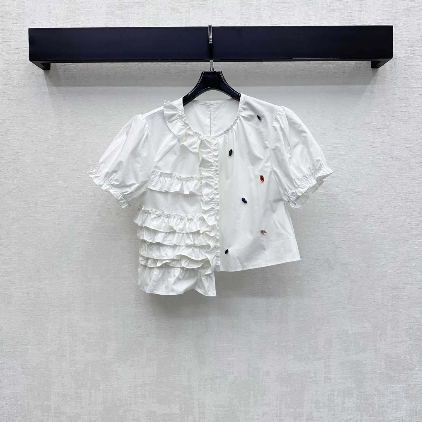 NO:856864,Niche*2026 new products on the shelves. Customized YB imported twill cotton material. Breathable and skin-friendly. Multi-layer staggered ruffle design on the collar and placket. Adds layering to the look. Exquisite diamond decoration highlights brand tone. Elegance in details. Development of fabric accessories. Short puff-sleeved shirt tailoring. Casually matched with skirts and trousers for a sweet and cute look. High version, skirts, shirts, T-shirt,19860909小众*2026新品上架荷叶边短袖衬衫定制YB进口斜纹全棉材质 透气亲肤 领口及门襟处多层错落荷叶边设计 增添造型层次感 点缀精致彩钻装饰 彰显品牌调性 细节处尽显优雅 面辅料开发 短款泡泡袖衬衣剪裁 随意搭配裙裤装穿搭甜美可人 高版本,,skirts,shirts,T-shirt,,Women's clothing