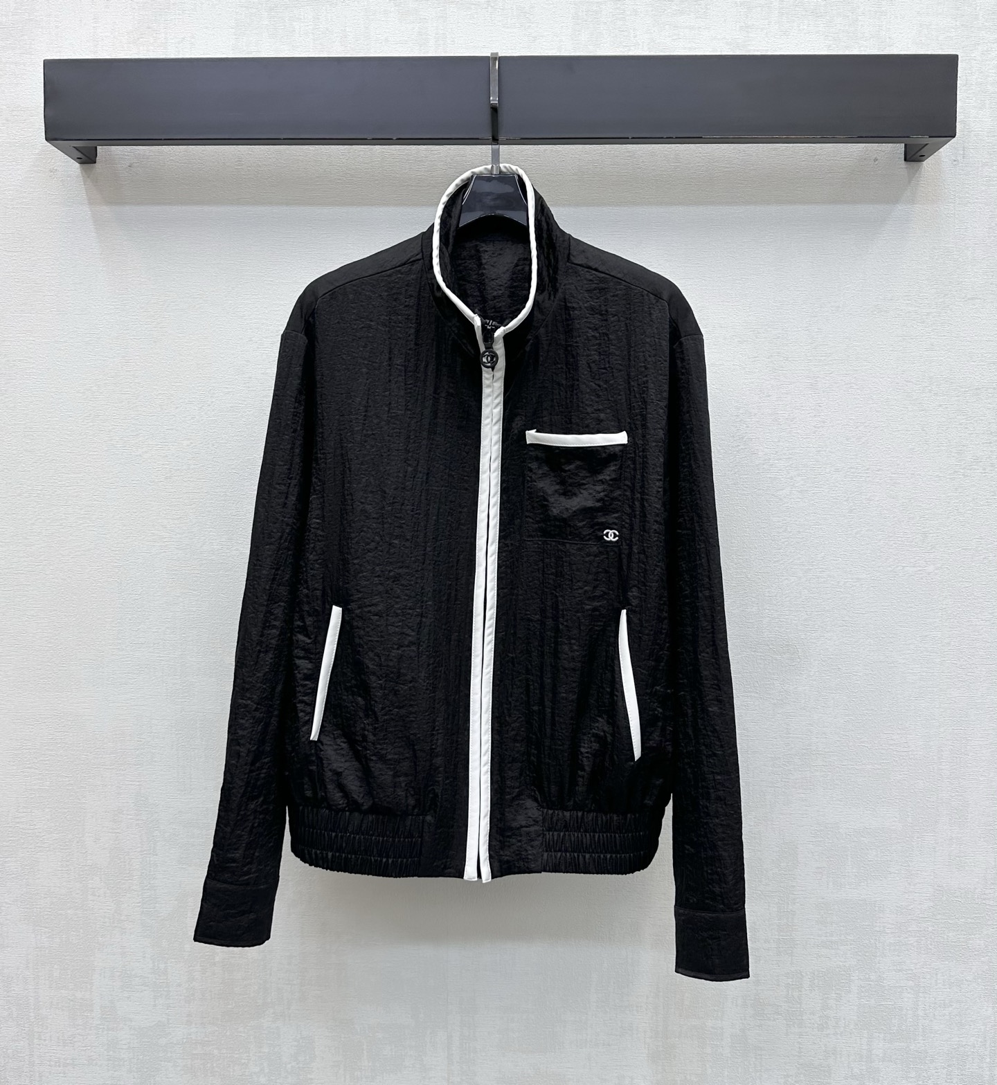 NO:858349,Chane*2026 new products are on the shelves. Stand-up collar zipper jacket. Customized YB imported lightweight nylon fabric. Light and crisp texture with a slight gloss. All-over white hemming design adds layering to the look. Decorated with the iconic double C letter embroidery logo to highlight the brand tone. Surface accessories development. Stand-up collar zipper jacket jacket tailoring. Can be paired with the same series of shorts. It can be easily worn every day on the street. It can become fashionable and sporty in seconds. High version 2 colors 36 38  40,,chanel,shorts,jackets & coats,jackets & coats,19860909Chane*2026新品上架立领捆边拉链外套定制YB进口轻薄尼龙面料 质地轻盈挺括 带有微微光泽感 通体白色包边设计 增添造型层次感 配合标志性双C字母刺绣徽标装饰 彰显品牌调性 面辅料开发 立领拉链夹克外套剪裁 可搭配同系列短裤 日常出街都能轻松驾驭 秒变时髦运动风 高版本2色36 38 40,,chanel,shorts,jackets & coats,jackets & coats,,Women's clothing
