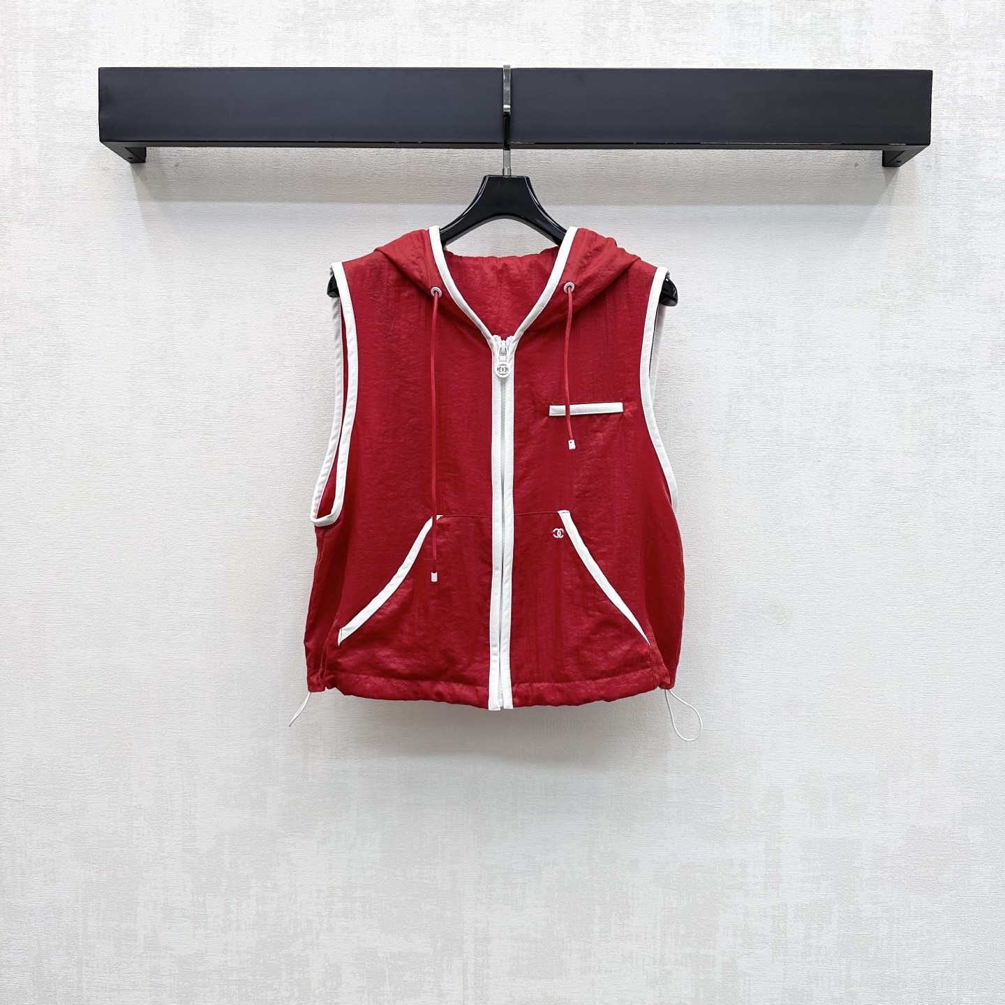 NO:858421,Chane*2026 new products on the shelves hooded zippered vest customized YB imported light nylon fabric light and crisp texture with a slight gloss All-over white edging design adds layering to the look Decorated with the iconic double C letter embroidery logo to highlight the brand tone Development of surface accessories Hooded zippered vest tailoring Can be paired with the same series of shorts Can be easily used for daily outings to become fashionable and sporty in seconds High version 2 colors 36 38  40,,chanel,shorts,hats,19860909Chane*2026新品上架连帽捆边拉链马甲定制YB进口轻薄尼龙面料 质地轻盈挺括 带有微微光泽感 通体白色包边设计 增添造型层次感 配合标志性双C字母刺绣徽标装饰 彰显品牌调性 面辅料开发 连帽拉链马甲剪裁 可搭配同系列短裤 日常出街都能轻松驾驭 秒变时髦运动风 高版本2色36 38 40,,chanel,shorts,hats,,Women's clothing