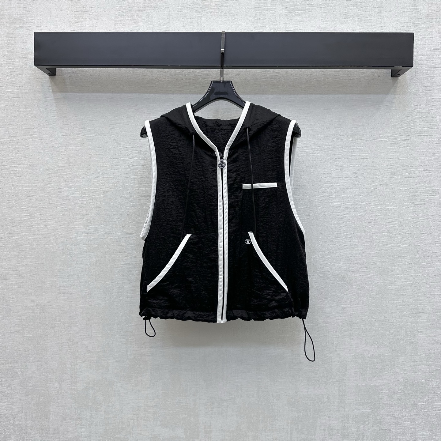 NO:858458,Chane*2026 new products on the shelves hooded zippered vest customized YB imported light nylon fabric light and crisp texture with a slight gloss All-over white edging design adds layering to the look Decorated with the iconic double C letter embroidery logo to highlight the brand tone Development of surface accessories Hooded zippered vest tailoring Can be paired with the same series of shorts Can be easily used for daily outings to become fashionable and sporty in seconds High version 2 colors 36 38  40,,chanel,shorts,hats,19860909Chane*2026新品上架连帽捆边拉链马甲定制YB进口轻薄尼龙面料 质地轻盈挺括 带有微微光泽感 通体白色包边设计 增添造型层次感 配合标志性双C字母刺绣徽标装饰 彰显品牌调性 面辅料开发 连帽拉链马甲剪裁 可搭配同系列短裤 日常出街都能轻松驾驭 秒变时髦运动风 高版本2色36 38 40,,chanel,shorts,hats,,Women's clothing
