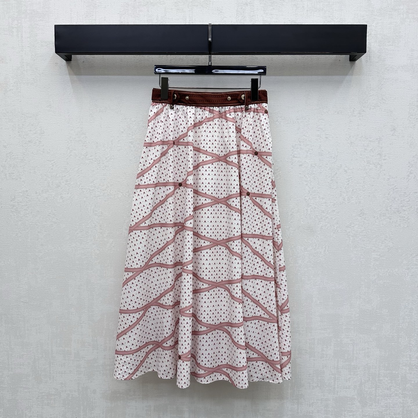 NO:844601,Louis Vuitto*2026 new arrival printed pleated skirt. Customized YB imported twill material. Soft and drapey texture. Breathable and comfortable. Classic white bottom embellished with pink wavy lines and small love printed elements to add layering to the look. Metal button adjustment design with iconic engraved letters on the waist highlights the brand's tone. Development of surface accessories. High-waisted pleated skirt cut. Can be paired with shirts from the same series. Perfectly modify the waist and hip lines, slimming and lengthening the legs. The set can easily create American retro street style.  high version,,louis vuitton,skirts,19860909Louis Vuitto*2026新品上架印花压褶半裙 定制YB进口斜纹绸材质 质地柔软垂坠 透气舒适 经典白色底点缀粉色波浪线条与小爱心印花元素 增添造型层次感 腰间标志性刻印字母金属纽扣调节设计 彰显品牌调性 面辅料开发 高腰压褶半裙剪裁 可搭配同系列衬衣 完美修饰腰臀线条显瘦遮肉拉长腿部比例 成套轻松打造美式复古街头风  高版本,,louis vuitton,skirts,,Women's clothing