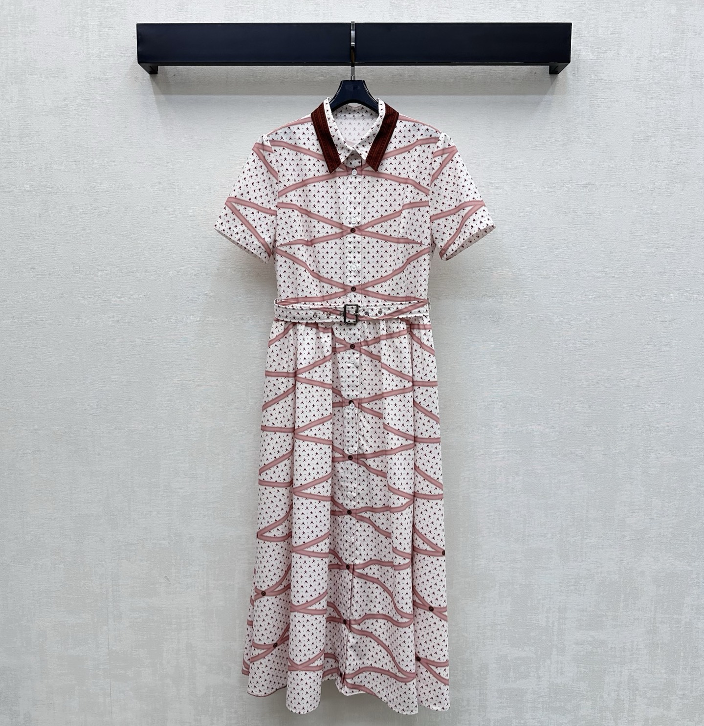 NO:844589,Louis Vuitto*2026 New Arrival Printed Belt Dress Customized YB Imported Twill Material Soft Draping Texture Breathable and Comfortable Classic White Base Decorated with Pink Wavy Lines and Little Heart Print Elements Adding Layer to the Style Iconic Engraved Letter Button Adjustment Matches the Fabric Perforated Belt Design Highlights the Brand Tonality Development of Surface Accessories Lapel Short Sleeve Dress Tailoring High Waist Version Perfectly Modifies Waist and Hip Lines Slimming Covers Meat and Elongates Legs Easily Creates American Retro Street Style  High version,,louis vuitton,skirts,T-shirt,19860909Louis Vuitto*2026新品上架印花腰带连衣裙定制YB进口斜纹绸材质 质地柔软垂坠 透气舒适 经典白色底点缀粉色波浪线条与小爱心印花元素 增添造型层次感 标志性刻印字母纽扣调节配合本布穿孔腰带设计 彰显品牌调性 面辅料开发 翻领短袖连衣裙剪裁 高腰版型完美修饰腰臀线条 显瘦遮肉拉长腿部比例 轻松打造美式复古街头风  高版本,,louis vuitton,skirts,T-shirt,,Women's clothing