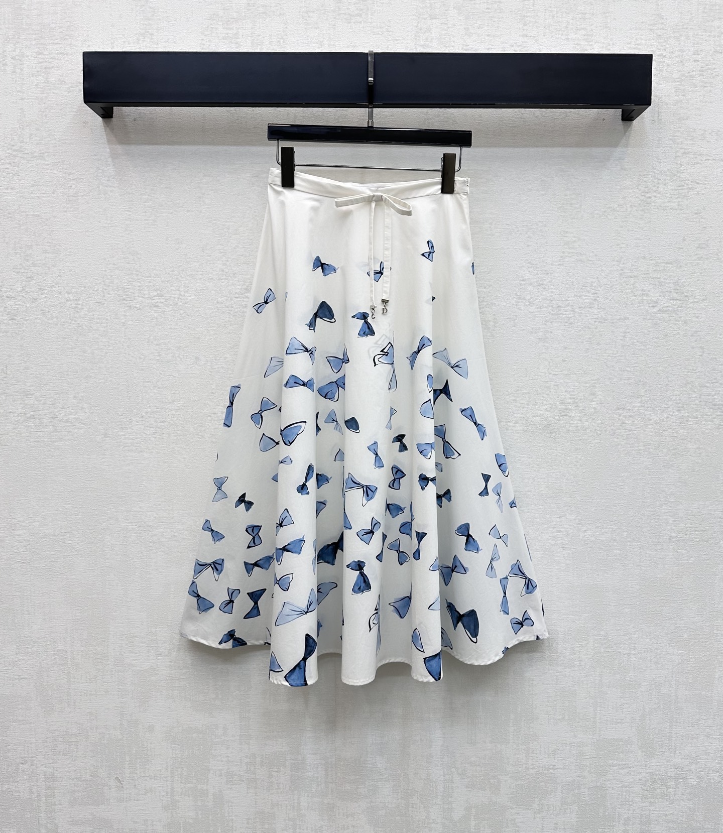 NO:858394,Dio*2026 new products are on the shelves. The watercolor bow printed skirt is made of YB imported twill silk. The texture is light and breathable. It feels soft and skin-friendly. The unique blue watercolor bow printed pattern is like a gift scattered on the skirt. It is full of sweetness and romance. It breaks the monotony and increases the visual focus and layering. Development of surface accessories. High-waisted A-line umbrella skirt cut. Easily create a French sweet style. High version, dior, skirts,19860909Dio*2026新品上架水彩蝴蝶结印花半裙定制YB进口斜纹绸材质 质地轻盈透气 触感软糯亲肤 独特蓝色水彩蝴蝶结印花图案 如同散落在裙摆上的礼物 充满甜美与浪漫气息 打破单调增加视觉焦点与层次感 面辅料开发 高腰A字伞裙版型剪裁 轻松打造法式甜美风穿搭 高版本,,dior,skirts,,Women's clothing