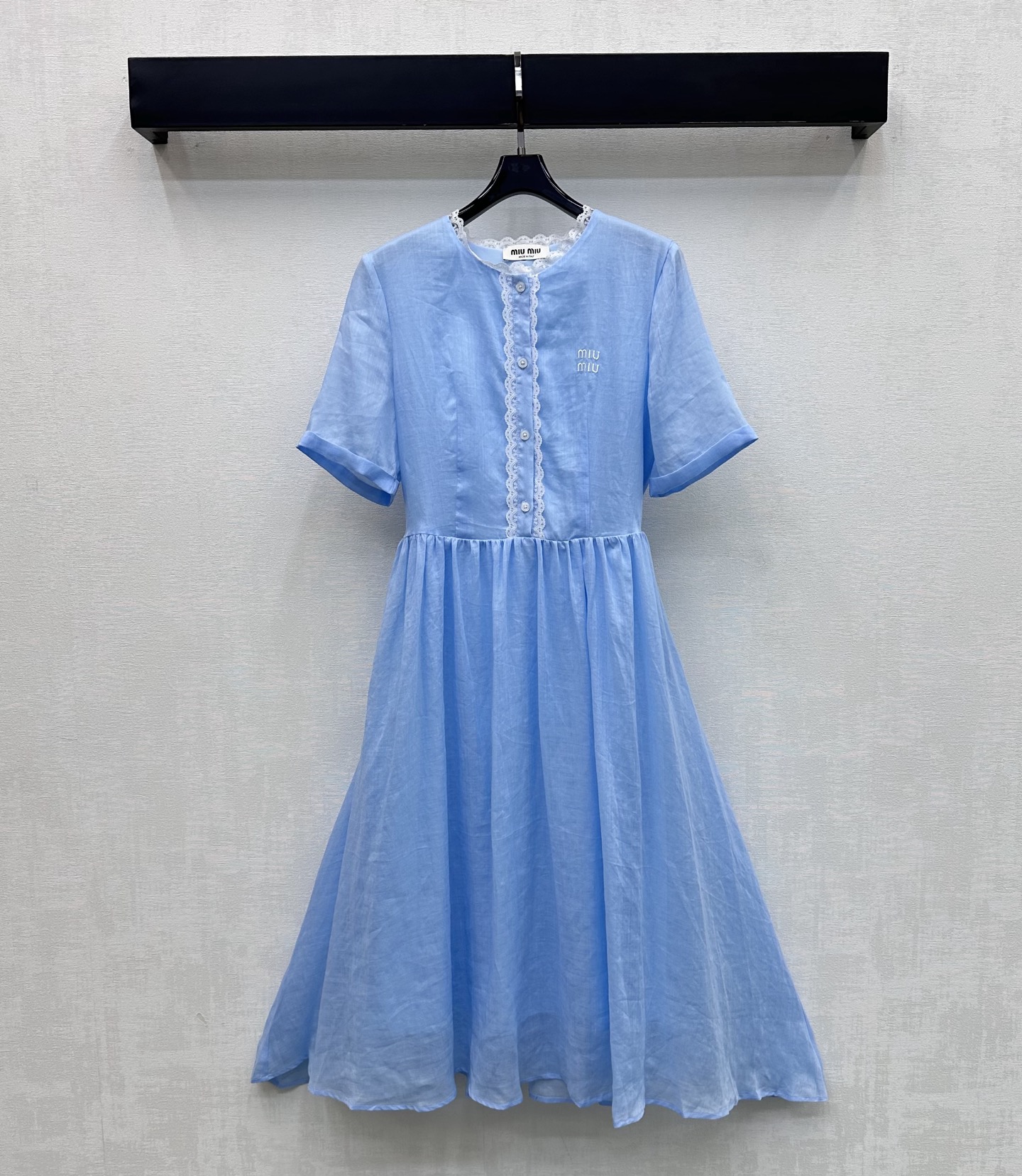 NO:845227,Miumi*2026 new arrivals lace linen dress made of imported YB linen material. Light and elegant texture. Excellent drape. Breathable and cool. Classic sky blue is fresh and elegant. It has a sense of cooling. The round neck design exposes the delicate collarbone and modifies the neck line to add layering and sweetness. The chest is embellished with the iconic exquisite letter embroidery logo decoration to highlight the brand's tone. Simple but not simple. The high-waisted A-line version perfectly modifies the waist and hip lines. It slims down and elongates the leg proportions.  Visually makes you appear taller and slimmer. The pleated skirt is highly tolerant. You can feel the fairy spirit when you walk. Development of fabric accessories. Cutting of round neck short-sleeved dress. Gentle and romantic wear for daily dates. High version,,miumiu,skirts,T-shirt,19860909Miumi*2026新品上架花边亚麻连衣裙定制YB进口亚麻材质 质地轻盈飘逸 垂坠感极佳 透气清凉 经典天空蓝清新淡雅 自带降温感 圆领版型设计露出精致锁骨 修饰颈部线条 增加层次感与甜美气息 胸前点缀标志性精致字母刺绣徽标装饰 彰显品牌调性 简约而不简单 高腰A字版型完美修饰腰臀线条 显瘦遮肉拉长腿部比例 视觉上更为显高显瘦 压褶裙摆包容性强 走动间仙气飘飘 面辅料开发 圆领短袖连衣裙剪裁 日常约会穿搭温柔浪漫  高版本,,miumiu,skirts,T-shirt,,Women's clothing