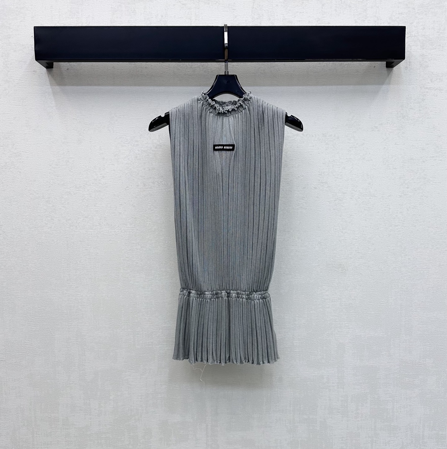 NO:845287,Miumi*2026 new product launch pit strip knitted vest made of custom-made YB imported ice silk yarn. The texture is soft and skin-friendly, breathable and comfortable. Classic gray tones are low-key and high-end. Vertical pit strip texture design adds layering to the look. It is visually slimmer. Sleeveless design is refreshing and neat. Collar pleat details add softness to the shape. The iconic letter logo is decorated in the center of the chest to highlight the brand's tone. Simple but not simple. The slim fit outlines the graceful figure. Development of surface accessories  The stand-up collar vest cut can easily create a ladylike look when worn alone. High version,,miumiu,19860909Miumi*2026新品上架坑条针织背心定制YB进口冰丝纱线材质 质地柔软亲肤 透气舒适 经典灰色调低调高级 竖向坑条纹理设计 增添造型层次感 视觉上更显纤瘦 无袖设计清爽利落 领口褶皱细节增添造型柔美感 胸前居中点缀标志性字母徽标装饰 彰显品牌调性 简约而不简单 修身版型勾勒曼妙身姿 面辅料开发 立领背心剪裁 单穿内搭都能轻松打造气质名媛范儿  高版本,,miumiu,,Women's clothing
