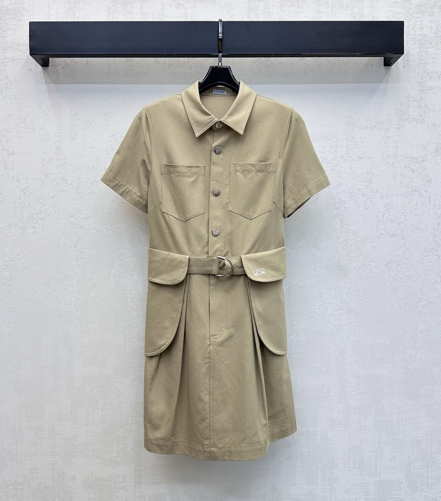 NO:843803,Loew*2026 new arrival workwear lapel dress is made of imported YB twill cotton material. The texture is crisp, stylish, breathable and comfortable. Classic khaki tone, retro and versatile. The lapel short-sleeved version is refreshing and neat. Multiple pockets on the chest and sides are designed to be practical. Add a sense of styling functionality. The waist is equipped with a D-ring and the fabric belt can be freely adjusted to easily create a high waistline. The A-line skirt has a perfect flesh-covering effect. Surface accessories development. Lapel short-sleeved dress tailoring.  Pair it with a newsboy hat or canvas bag every day to easily create a Japanese workwear style. It can be easily used for daily commuting or weekend outings. High version, loewe, skirts, T-shirts, hats,19860909Loew*2026新品上架工装翻领连衣裙定制YB进口斜纹全棉材质 质地挺括有型透气舒适 经典卡其色调复古百搭 翻领短袖版型清爽利落 胸前及侧面多口袋设计 实用性强 增添造型机能感 腰部配有D字环本布腰带自由调节装饰 轻松打造高腰线 显高显瘦 A字裙摆遮肉效果满分 面辅料开发 翻领短袖连衣裙剪裁 日常搭配报童帽或帆布包 轻松打造日系工装风 日常通勤或周末出游都能轻松驾驭 高版本,,loewe,skirts,T-shirt,hats,,Women's clothing