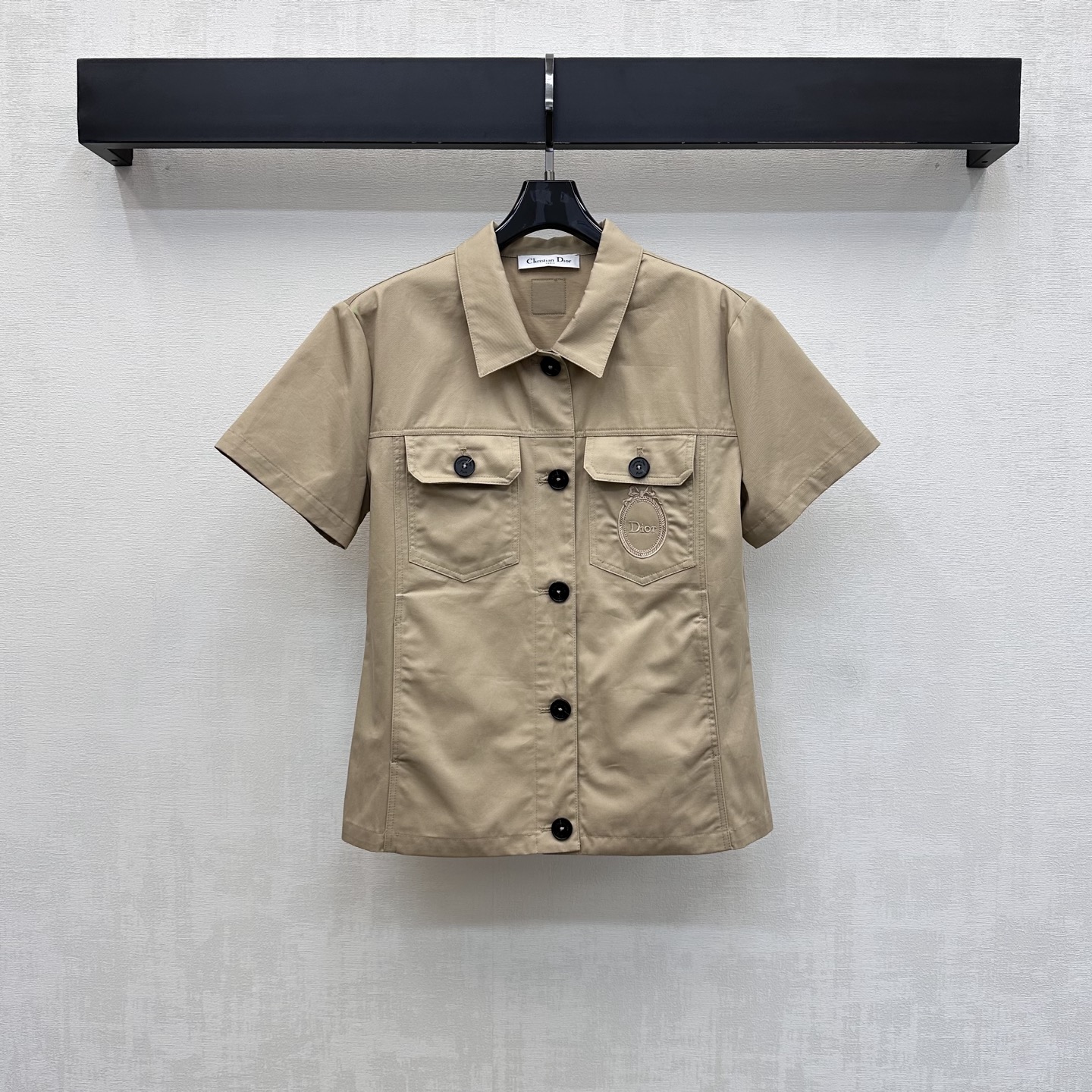 NO:844523,Dio*2026 New Arrival Workwear Short Sleeve Shirt Customized YB Imported Twill Cotton Material Crisp Draping Texture Breathable and Comfortable Classic Khaki Retro Casual Brings a sense of luxury Symmetrical chest pocket decoration adds a sense of layering and practicality Paired with exquisite iconic embroidered badge design Highlights the brand tone Development of surface accessories Lapel short-sleeved shirt pattern tailoring Can be paired with the same series of shorts Simple and elegant Perfectly modifies the waist and hip lines to slim down and elongate the proportions of the legs  Visually taller, it is easy to create a French lazy style, easy to control during daily commuting, casual and fashionable, high version, dior, shorts, shirts, T-shirt,19860909Dio*2026新品上架工装短袖衬衣定制YB进口斜纹棉材质 质地挺括垂坠 透气舒适 经典卡其色复古休闲 自带高级感 胸前对称口袋装饰简约大气 增加层次感与实用性 搭配精致标志性刺绣徽章设计 彰显品牌调性 面辅料开发 翻领短袖衬衫版型剪裁 可搭配同系列短裤 简约大气 完美修饰腰臀线条显瘦遮肉 拉长腿部比例 视觉上更显高 轻松打造法式慵懒风 日常通勤轻松驾驭随性洒脱时髦精 高版本,,dior,shorts,shirts,T-shirt,,Women's clothing