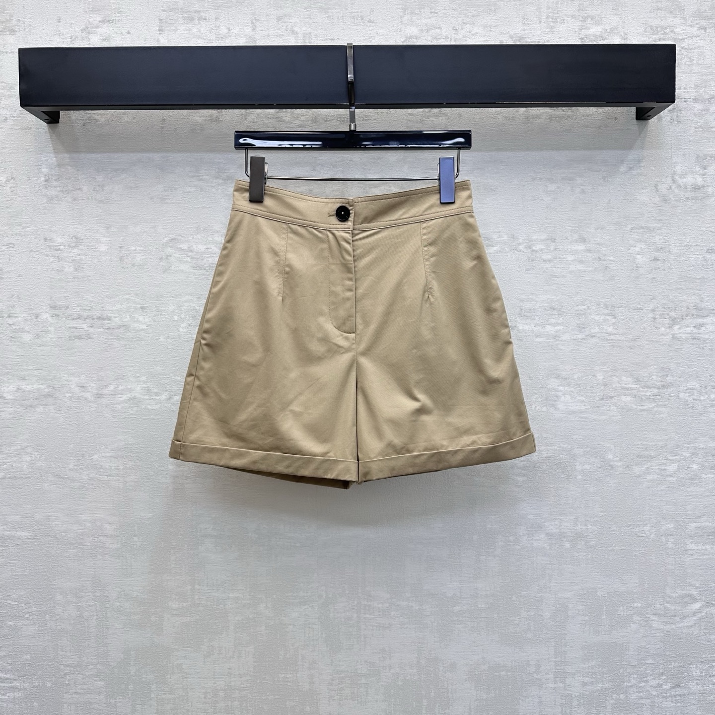 NO:844518,Dio*2026 new arrival work wide-leg shorts are made of imported YB twill cotton. The texture is crisp and draped. Breathable and comfortable. Classic khaki retro casual color with a sense of luxury. The hip pockets are embellished with exquisite iconic embroidered badge designs to highlight the brand's tone. Add layering and practicality. Development of surface accessories. High-waisted buttoned shorts cut in a style that can be paired with tops of the same series. Simple and elegant. Perfectly modify the waist and hip lines to slim down and cover the muscles. Elongate the proportions of the legs to visually make you appear taller.  Easily create a French lazy style. Easily control your daily commute with a casual and stylish style. High version, dior, shorts,19860909Dio*2026新品上架工装阔腿短裤定制YB进口斜纹棉材质 质地挺括垂坠 透气舒适 经典卡其色复古休闲 自带高级感 后臀口袋点缀精致标志性刺绣徽章设计 彰显品牌调性 增加层次感与实用性面辅料开发 高腰系扣短裤版型剪裁 可搭配同系列上衣 简约大气 完美修饰腰臀线条显瘦遮肉 拉长腿部比例 视觉上更显高 轻松打造法式慵懒风 日常通勤轻松驾驭随性洒脱时髦精 高版本,,dior,shorts,,Women's clothing